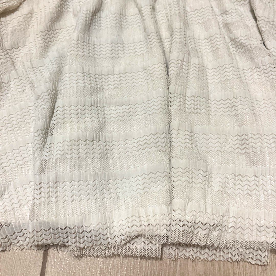 Off-Shoulder Cropped Top (Category: Blouses) located in Makati City. Submitted by sixelaa (Listing ID 1423842149, Image 2). Description: - Off-shoulder design - Cropped length - Short sleeves - Textured, woven fabric - Light, neutral color - Great for various outfits - Dress up or down.