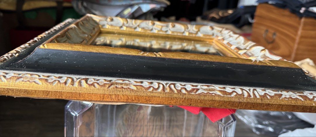 Ornate Framed Mirror （分類：鏡）位於 Hong Kong。 由 longgreen 提交（商品編號 1423817841，圖片 3）。簡介： Mirror features an ornate gold and black frame. The frame has detailed carvings and a rectangular mirror. The back of the mirror is covered with paper and has a wire for hanging. The mirror measures approximately 15 inches by 13 inches.。