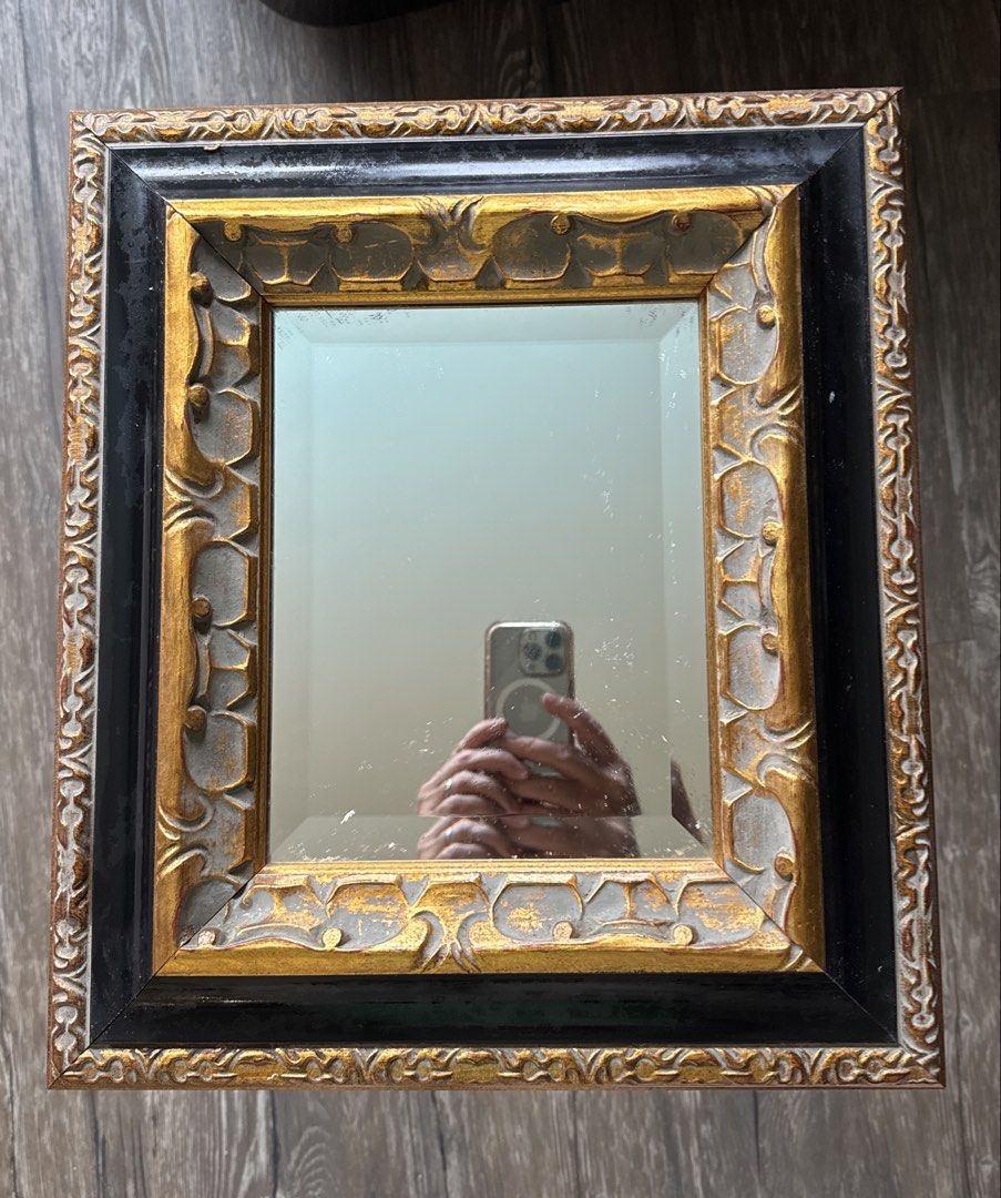 Ornate Framed Mirror （分類：鏡）位於 Hong Kong。 由 longgreen 提交（商品編號 1423817841，圖片 1）。簡介： Mirror features an ornate gold and black frame. The frame has detailed carvings and a rectangular mirror. The back of the mirror is covered with paper and has a wire for hanging. The mirror measures approximately 15 inches by 13 inches.。