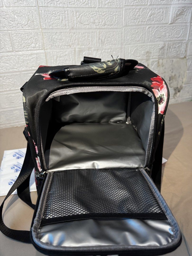 VCOOL insulated bag (Category: Breastfeeding & Bottle Feeding) located in Valenzuela. Submitted by cheskeyk.1 (Listing ID 1423850402, Image 2). Description: Inclusions: 4x 600ml reusable ice pack 4x 400ml ice pack 96pcs Therma freeze.