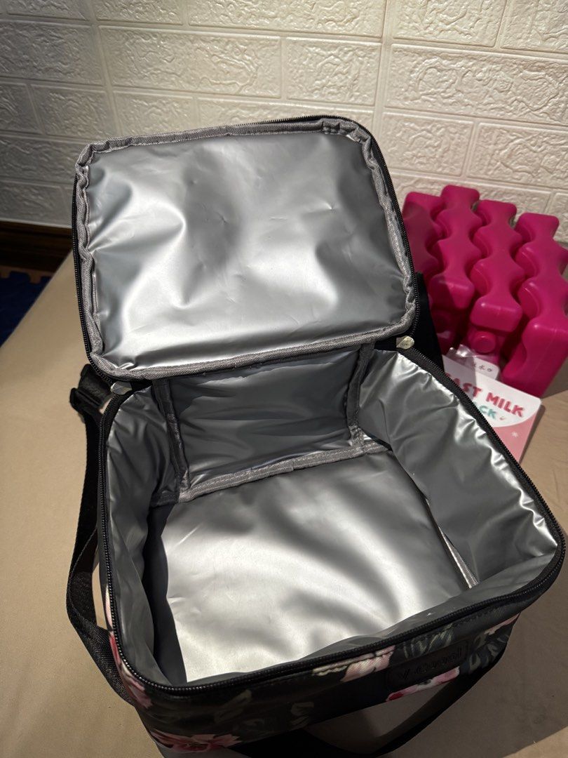 VCOOL insulated bag (Category: Breastfeeding & Bottle Feeding) located in Valenzuela. Submitted by cheskeyk.1 (Listing ID 1423850402, Image 3). Description: Inclusions: 4x 600ml reusable ice pack 4x 400ml ice pack 96pcs Therma freeze.