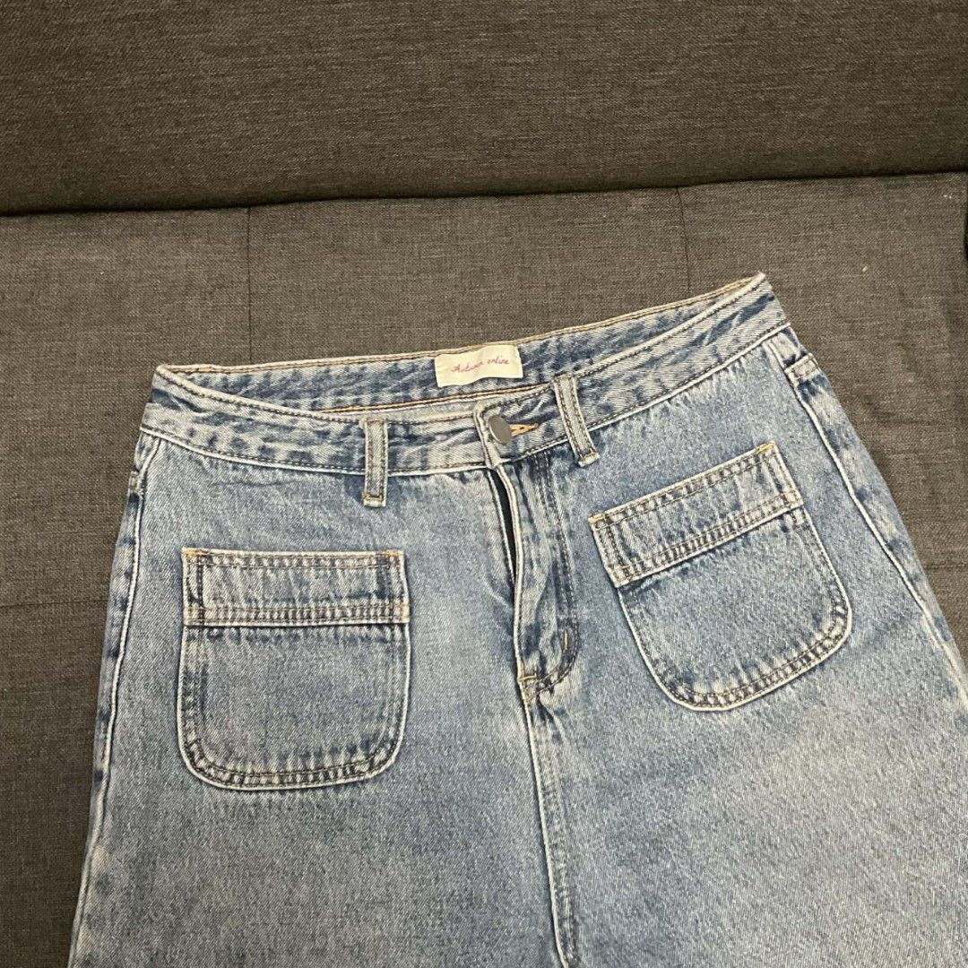 Vintage Light Wash Denim Jeans (Category: Jeans) located in Manila. Submitted by cluttermansea (Listing ID 1423819130, Image 1). Description: - Light wash denim jeans - Wide leg design - Front pockets - Button and zipper closure - Two back pockets - Light blue color.