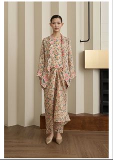 (Category: ) located in . Submitted by ssrwardrobe (Listing ID 1423865997, Image 1). Description: .