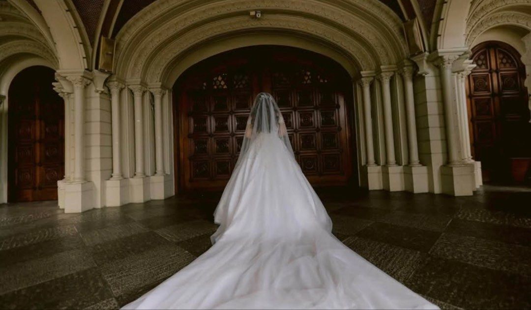 Wedding Gown (Category: Evening dresses & gowns) located in Manila. Submitted by randomdeclutter (Listing ID 1423958560, Image 3). Description: - Stunning white wedding gown - Intricate beadwork - Sweetheart neckline - Delicate off-the-shoulder sleeves - Flowing skirt - Beautiful open back design - Long train - Includes veil 34 bust 30-31 waist Pwede sukatin.
