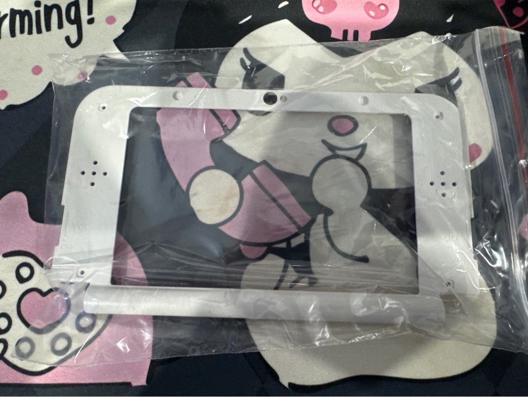 White New 3DS XL/LL Top Housing (Category: Cases & Sleeves) located in Makati City. Submitted by allehcs (Listing ID 1423936038, Image 1). Description: I ordered this months ago when i wanted to get my new white 3DS xl repaired, but i sold it off. The replacement only arrived today 🥀. .