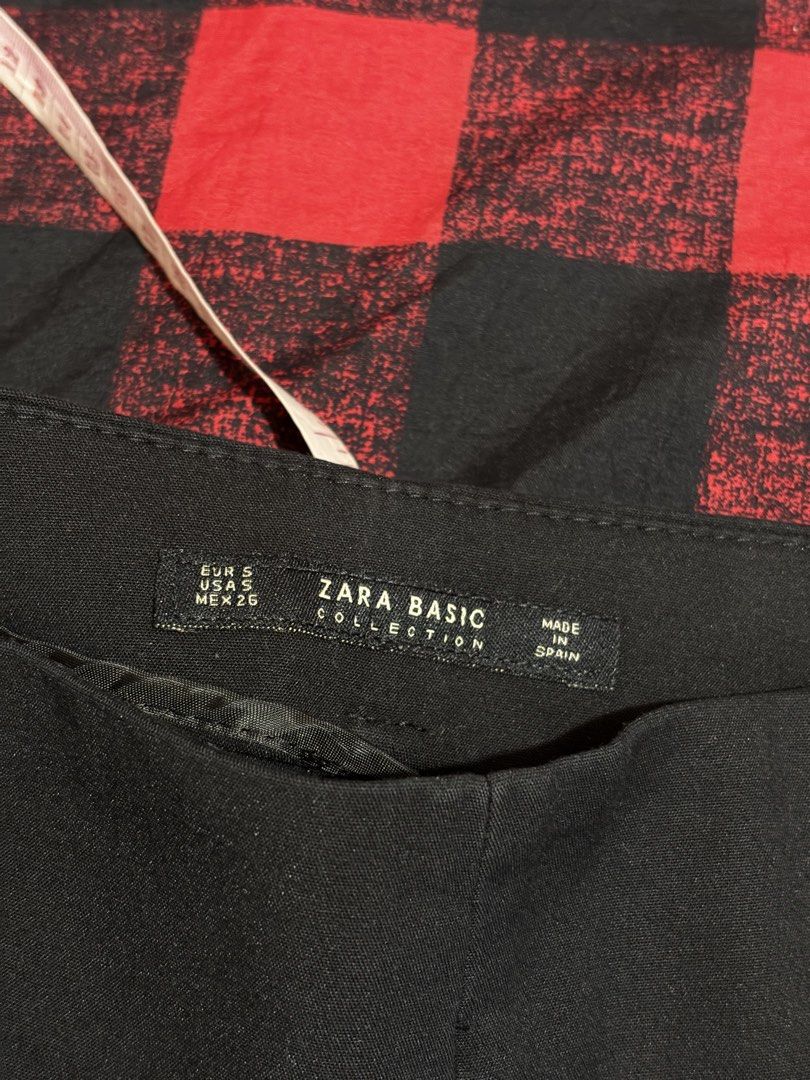 Zara Basic Black Shorts (Category: Shorts) located in Cainta. Submitted by lerlainee (Listing ID 1423880789, Image 3). Description: - Zara Basic black shorts - High-waisted design - Tailored fit - Size S - Two front pockets - Zipper closure - Made in Spain.