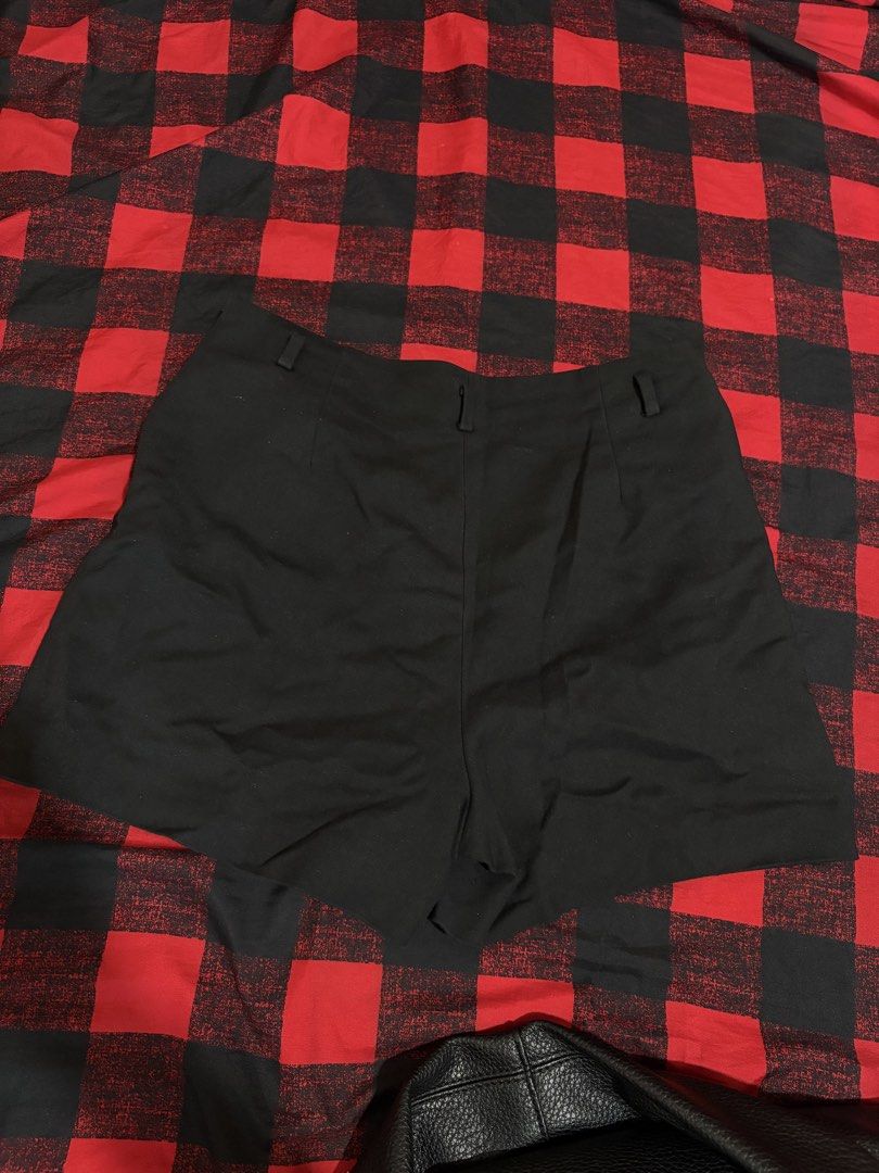 Zara Basic Black Shorts (Category: Shorts) located in Cainta. Submitted by lerlainee (Listing ID 1423880789, Image 2). Description: - Zara Basic black shorts - High-waisted design - Tailored fit - Size S - Two front pockets - Zipper closure - Made in Spain.