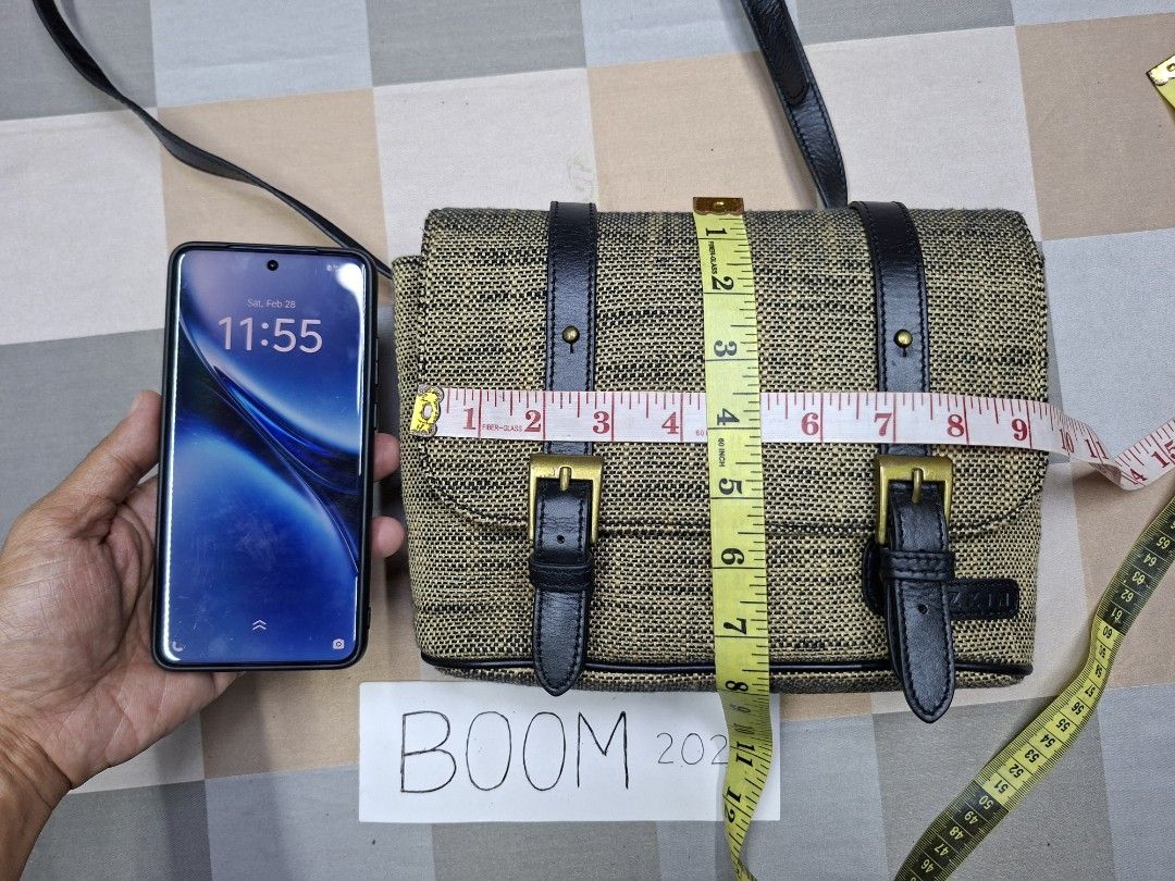 Zkin tweed and leather Sling Camera Bag (Category: Camera Bags & Carriers) located in Dagupan City. Submitted by bo0ms (Listing ID 1423942436, Image 3). Description: For sale Zkin tweed and leather Sling Camera Bag Slightly Used in very Good Condition, Super lightly Used only, no usability issues, see pics for details, will fit a small camera and lens, Perfect for mirrorless camera, or can be an EDC bag. Price is 2250php+ Sf sa malayo Item locate