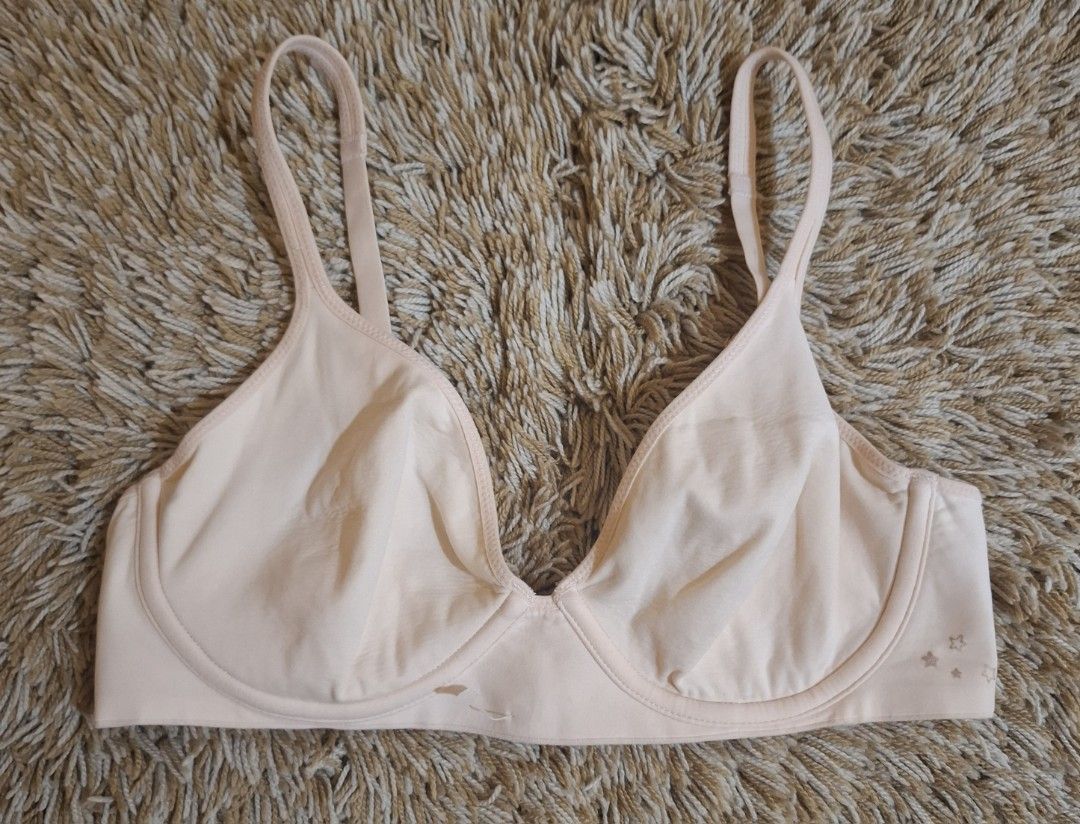 Aerie Real Me Bra 32C (Category: Activewear) located in Rizal. Submitted by kline13 (Listing ID 1419419591, Image 1). Description: - Aerie Real Me bra - Color: Light Pink - Size: 32C - Adjustable straps - Hook-and-eye closure - Low-cut design - Material: Nylon and Elastane blend - Star designs on the sides.