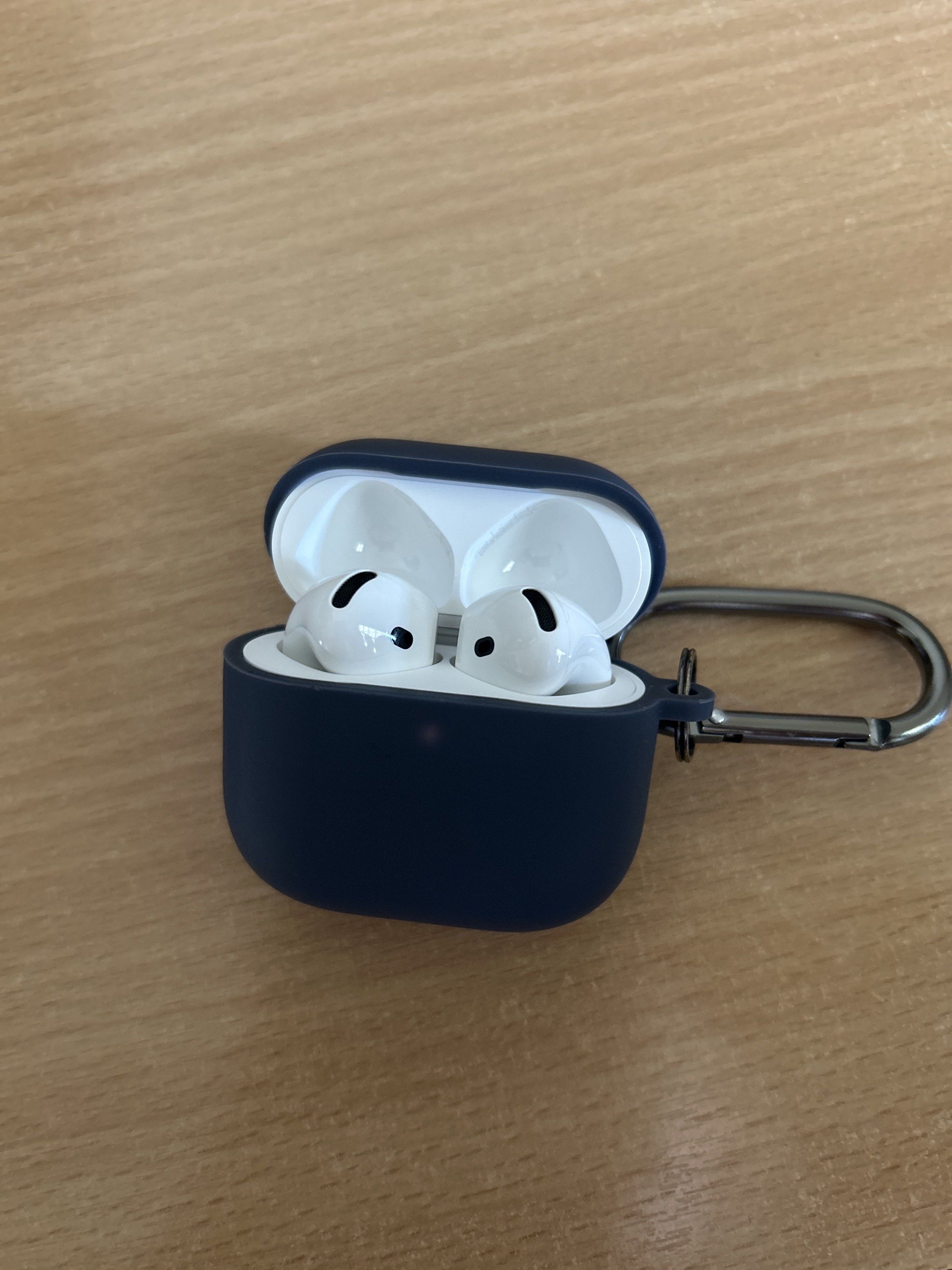 Apple AirPods 4 (with casing)