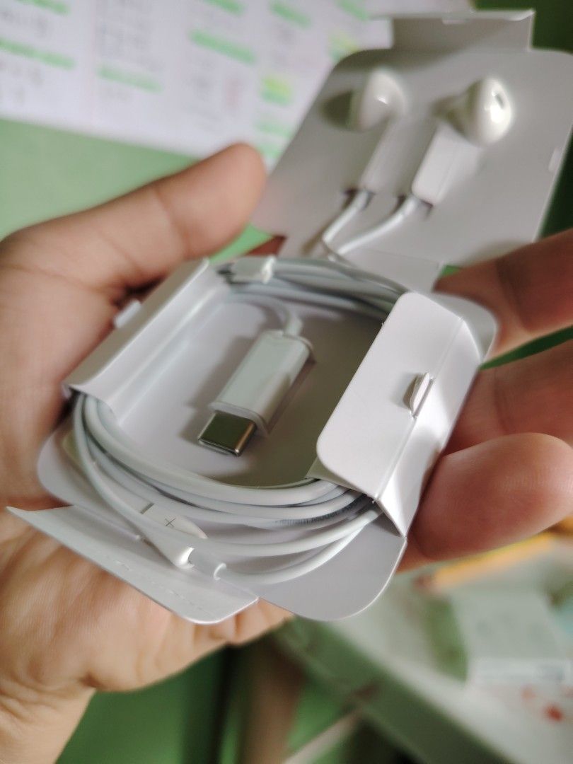 Apple Original Earpods Usb-C (Category: Earphones) located in Makati City. Submitted by isakie (Listing ID 1419401756, Image 3). Description: ORIGINAL APPLE🍏 USB-C EARPODS type C compatible for iPhone 15 to 17 pro max MODE OF PAYMENT ✅COD ✅GCASH ✅PAYMAYA VIA LALAMOVE, GRAB OR U CAN BOOK YOUR OWN RIDER TO PICK UP. 14DAYS WARRANTY AND SAME DAY DELIVERY ‼️ Pm for sure buyer 😉.