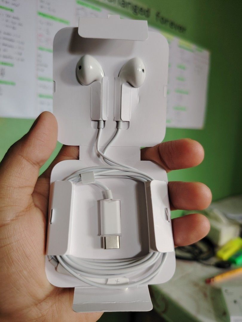 Apple Original Earpods Usb-C (Category: Earphones) located in Makati City. Submitted by isakie (Listing ID 1419401756, Image 2). Description: ORIGINAL APPLE🍏 USB-C EARPODS type C compatible for iPhone 15 to 17 pro max MODE OF PAYMENT ✅COD ✅GCASH ✅PAYMAYA VIA LALAMOVE, GRAB OR U CAN BOOK YOUR OWN RIDER TO PICK UP. 14DAYS WARRANTY AND SAME DAY DELIVERY ‼️ Pm for sure buyer 😉.