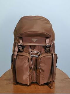 (Category: ) located in . Submitted by luxcloset.shop (Listing ID 1419512330, Image 1). Description: .