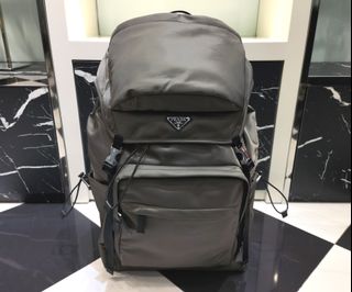 (Category: ) located in . Submitted by luxcloset.shop (Listing ID 1419519392, Image 1). Description: .