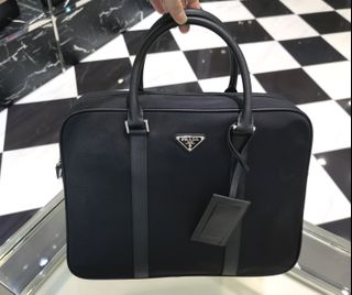 (Category: ) located in . Submitted by luxcloset.shop (Listing ID 1419537802, Image 1). Description: .