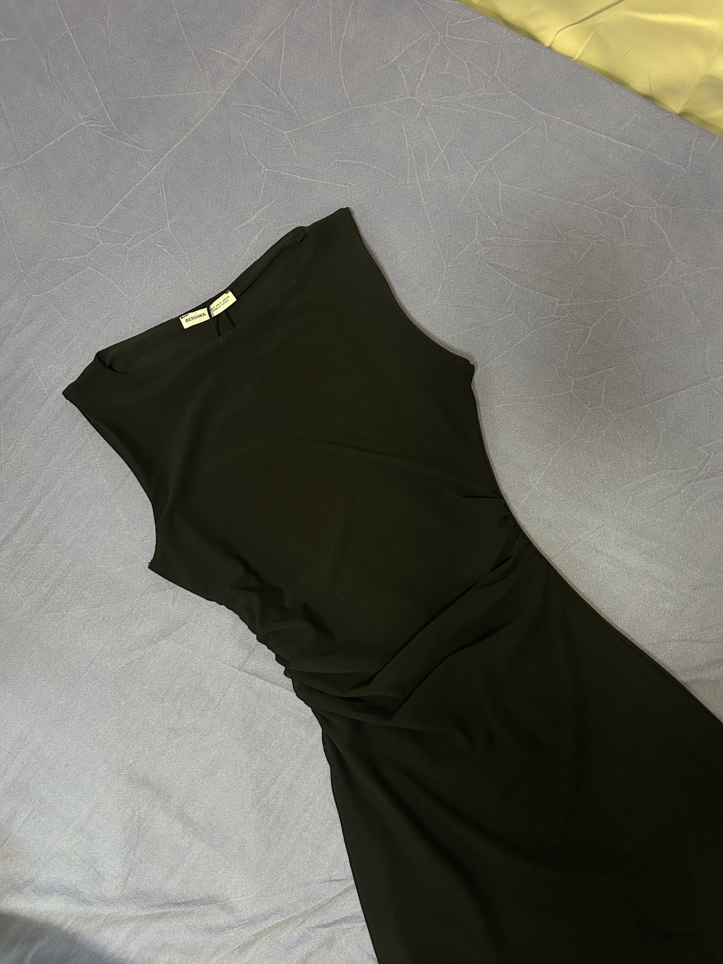 Bershka Black Long Dress (Category: Evening dresses & gowns) located in Manila. Submitted by eclaiire (Listing ID 1419528271, Image 1). Description: - XS to Small - Original bershka - Long Dress - Only used once for casual Prom - DM for measurements and When worn pictures - Negotiable MOP - Gcash - Pasabuy (lalamove, grab, and other app that offers payment pasabuy) - Cash (Only for meet up with 50% downpayment through gcash) MOD - Grab/Lalamove -