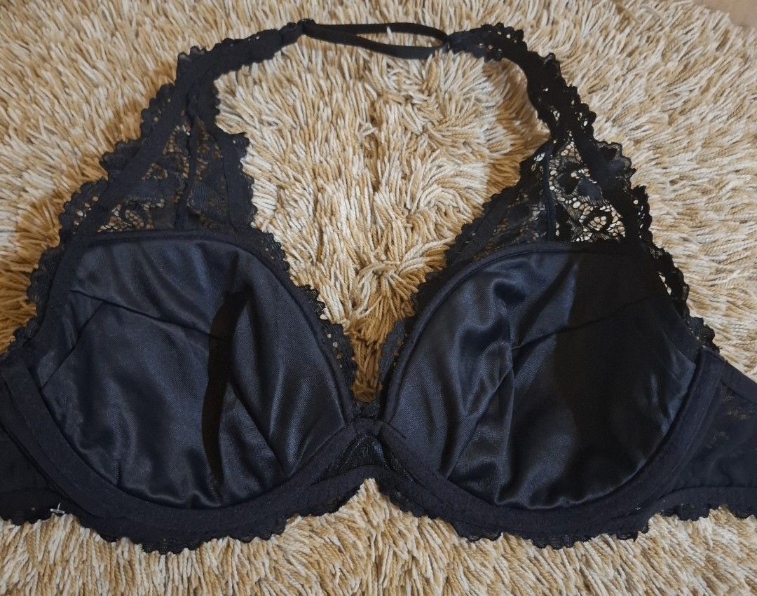 La Senza Black Lace Halter Bra 32D (Category: Undergarments & Loungewear) located in Rizal. Submitted by kline13 (Listing ID 1419425102, Image 3). Description: - Black lace halter bra - Adjustable halter strap - Hook-and-eye closure.