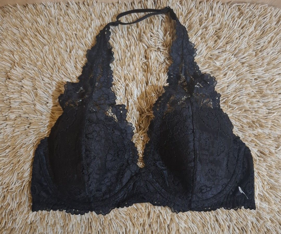 La Senza Black Lace Halter Bra 32D (Category: Undergarments & Loungewear) located in Rizal. Submitted by kline13 (Listing ID 1419425102, Image 1). Description: - Black lace halter bra - Adjustable halter strap - Hook-and-eye closure.