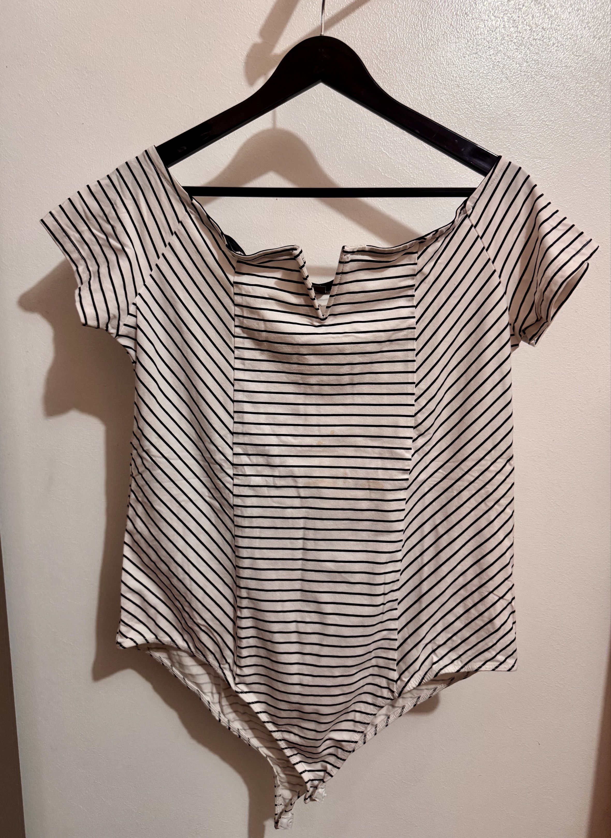 B&W Striped bodysuit (Category: Others Tops) located in Mexico. Submitted by studioleraph (Listing ID 1419497926, Image 1). Description: F01-2 B&W Striped bodysuit Condition: Pre-loved; with stains, see photo. Please manage expectations ✨ Size: L-XL Price: 130 💰 Payment first 🛒 Shipping not included, PM for details 🙅🏻‍♀️ No Joy Reservers or Scammers 🙆🏻‍♀️ You deserve this piece 🩷 Only one item #preloved #tops #bodysuit #available #Fashion 