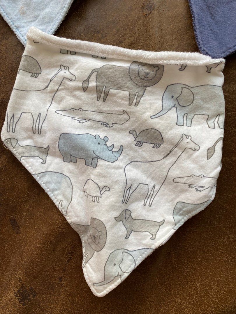 Carters Baby Bandana Bibs Set (Category: Babies & Kids Fashion) located in Quezon City. Submitted by zelev (Listing ID 1419433899, Image 3). Description: Carters Bandana Bibs Set of 3 -animal print, light blue, and navy Little Man -cotton in front, terry underneath -with faded part and small stain No payment, no reservation..
