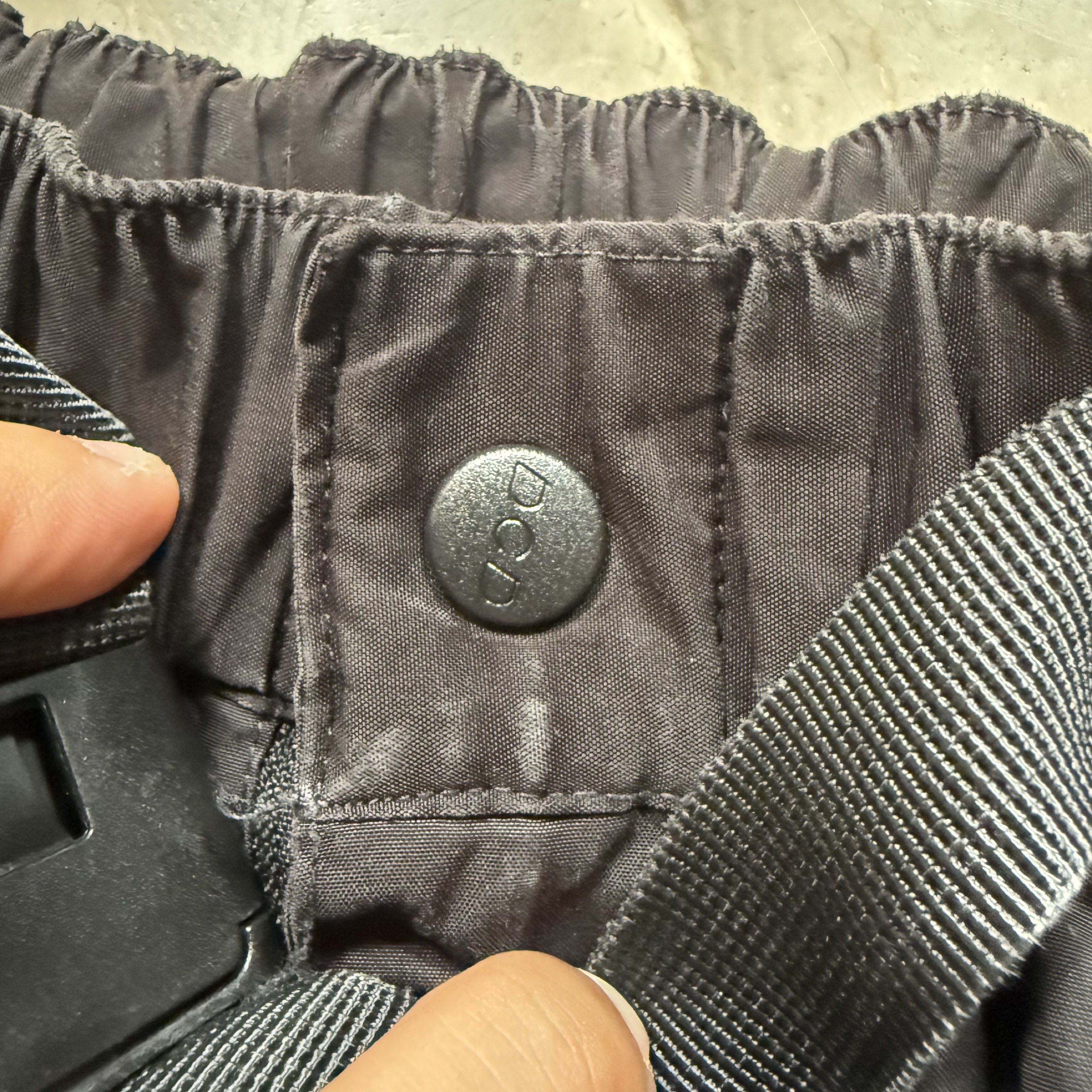 Dog com dog big pocket (Category: Shorts) located in Cavite. Submitted by epiboie (Listing ID 1419514535, Image 2). Description: Dog com dog black Size large on tag 30-33 21 length Color rate: 9.5/10 Excellent condition No issue 1180.