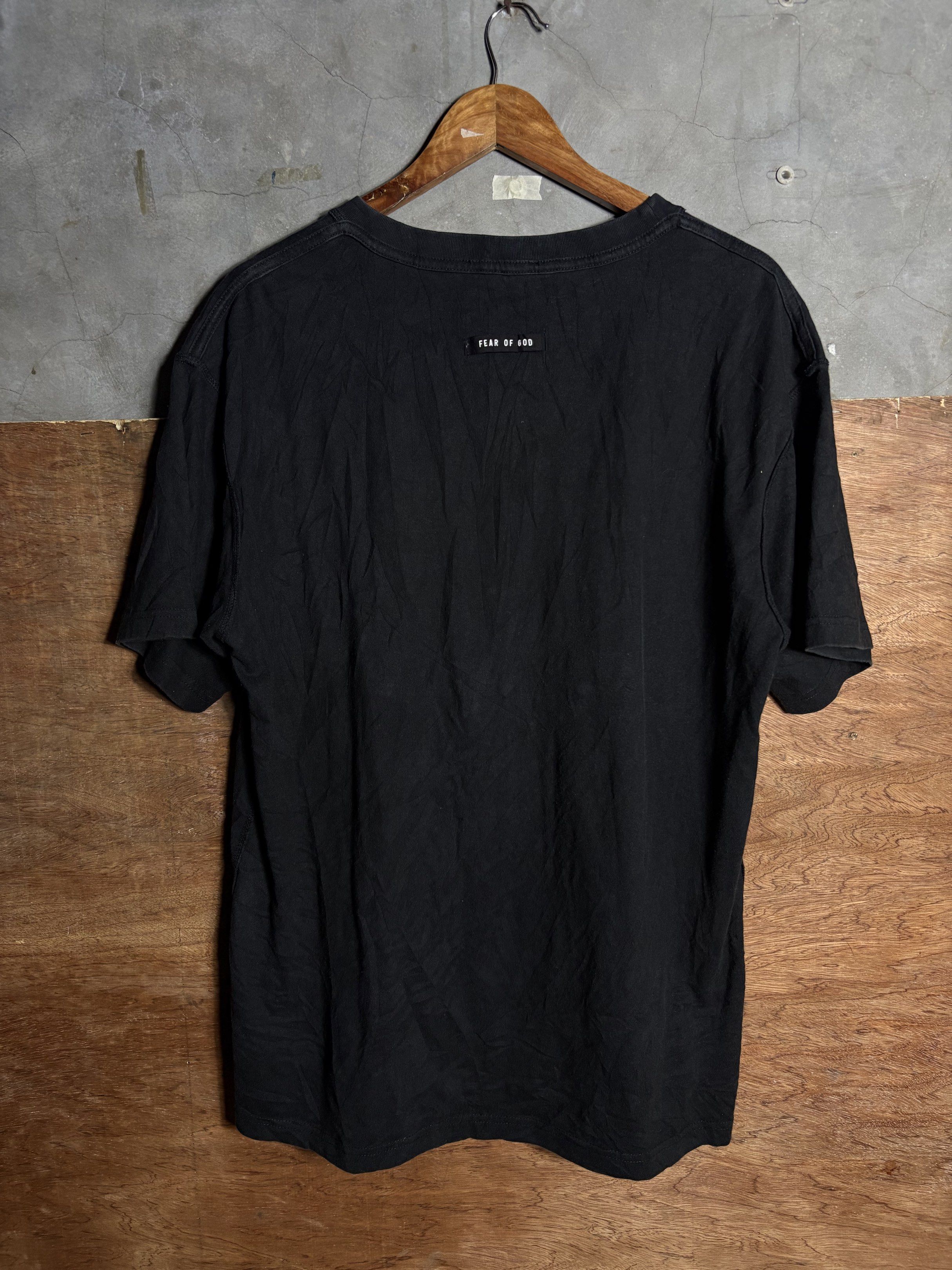 Fear of God FG Sixth Collection T-shirt (Category: Tshirts & Polo Shirts ) located in Aparri. Submitted by bry_thrifts (Listing ID 1419532092, Image 2). Description: Width: 23” Length: 29” Color rate: 9.5/10 Condition: 9.5/10 Issue: Print scratch More info: Reverse stitch .