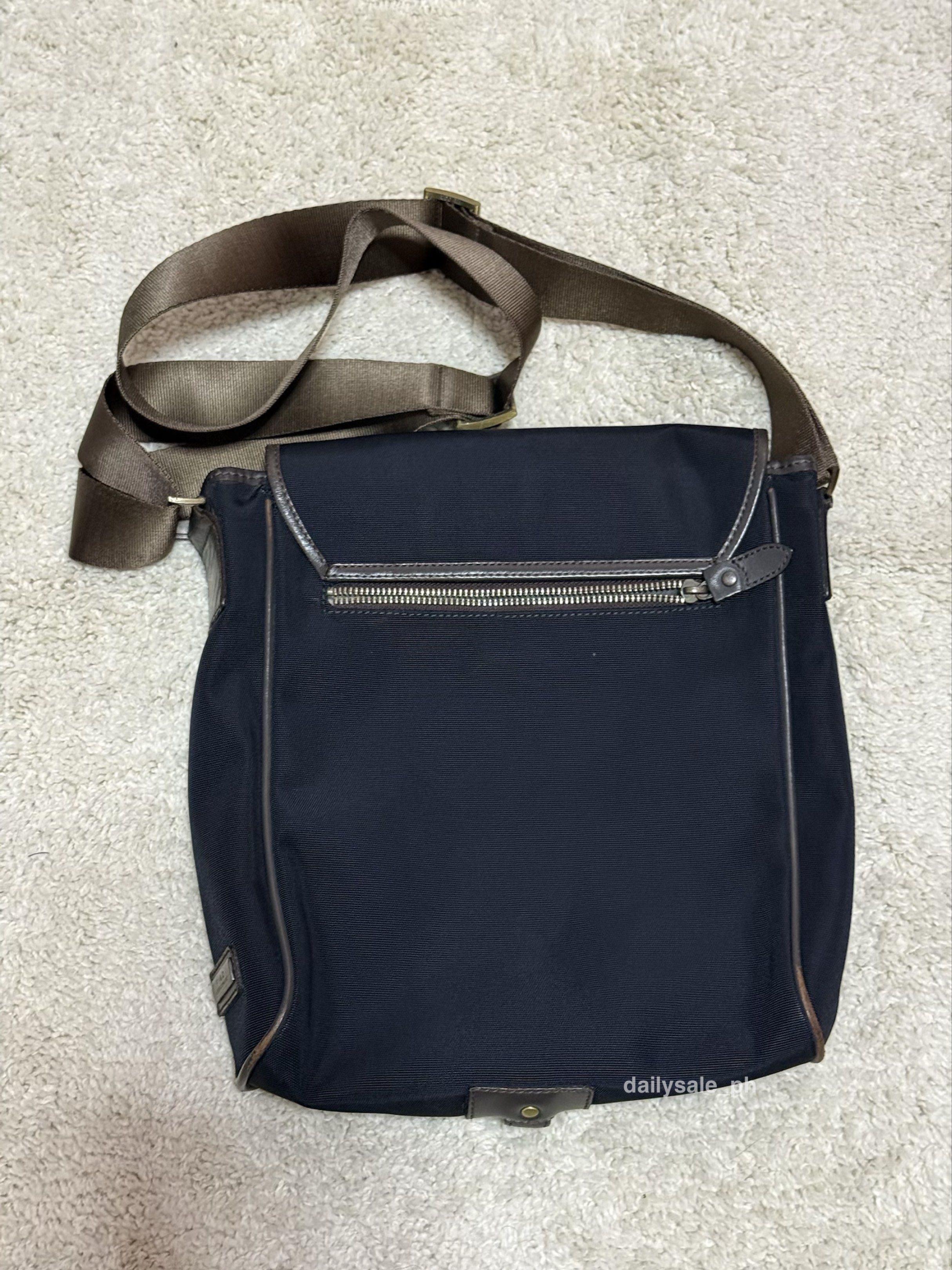 Fino Leatherware Messenger Bag (Category: Luxury Bags & Wallets) located in Makati City. Submitted by dailysale_ph (Listing ID 1419499049, Image 2). Description: Fino Leatherware Messenger Bag Color: Navy Blue With minor flaws on the leather lining (see photos) No return, no exchange Shipping Fee c/o Buyer 📍 Location: Makati City.