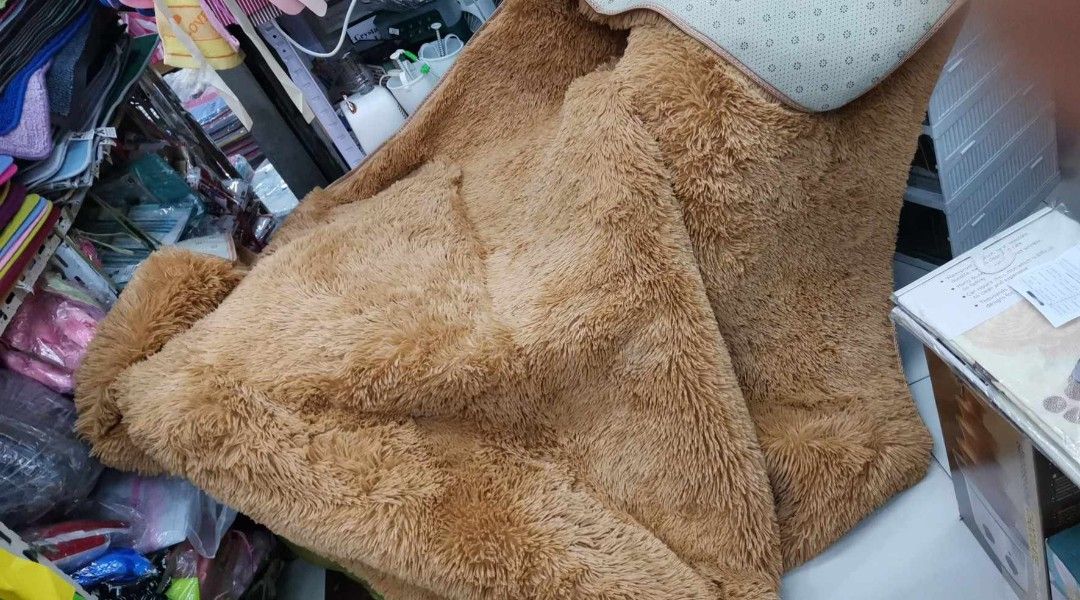 Fluffy Furry Carpet 5x6ft (Category: Bedding & Towels) located in Manila. Submitted by yzlshop (Listing ID 1419462081, Image 3). Description: - Soft and fluffy carpet - Available in many colors - Features a furry texture - Non-slip backing - Perfect for couch or bed.