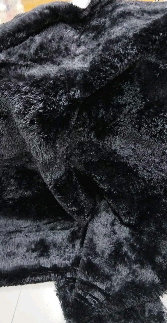 Fluffy Furry Carpet 5x6ft (Category: Bedding & Towels) located in Manila. Submitted by yzlshop (Listing ID 1419462081, Image 2). Description: - Soft and fluffy carpet - Available in many colors - Features a furry texture - Non-slip backing - Perfect for couch or bed.