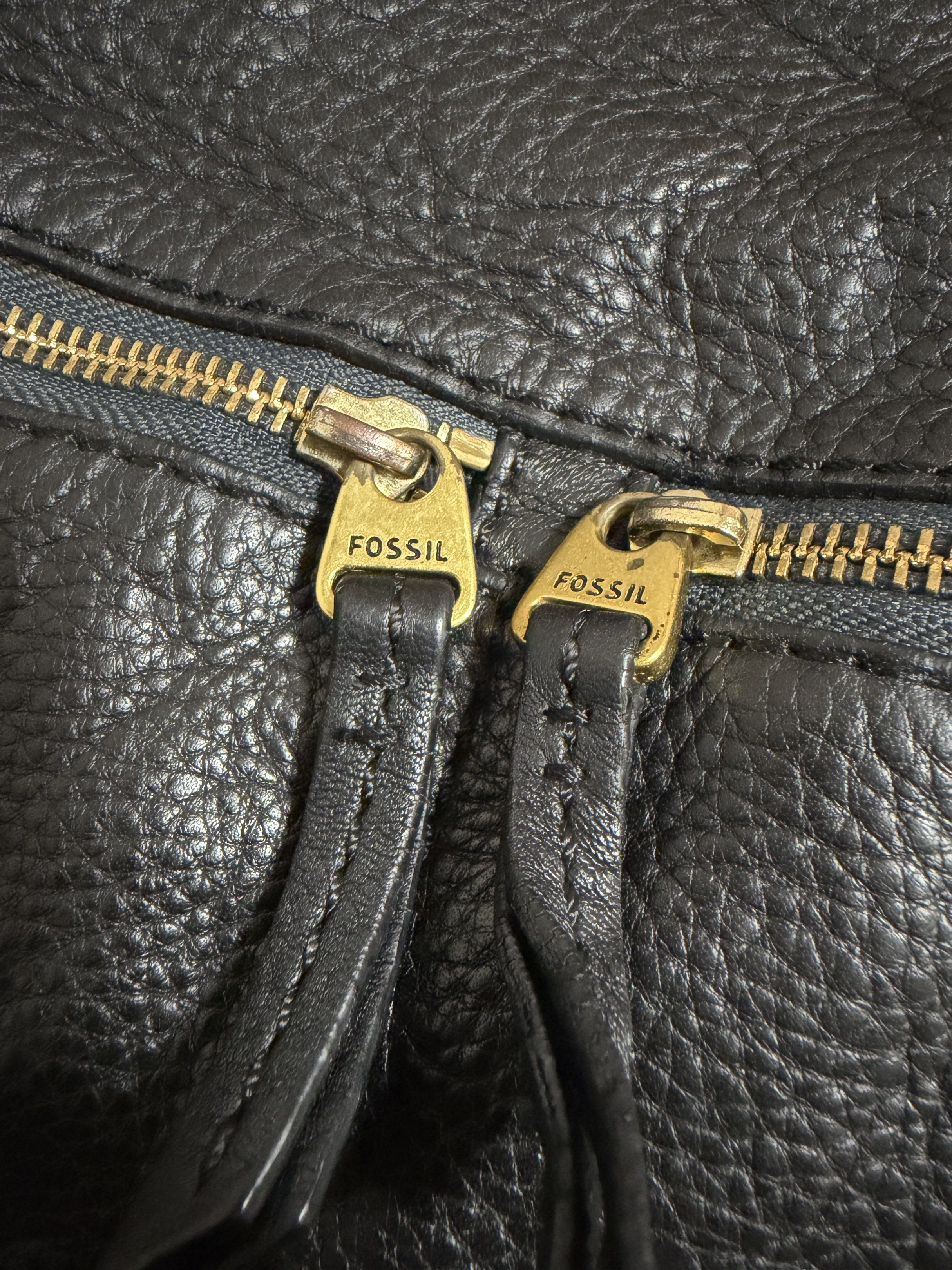 Fossil 2way Black Leather Shoulder Bag (Category: Shoulder Bags) located in Mandaluyong City. Submitted by gee028 (Listing ID 1419487971, Image 2). Description: - Fossil shoulder bag - Black leather exterior - Zip closure - Detachable shoulder strap - Multiple compartments - Gold-toned hardware - Fossil logo detail - Versatile for everyday use - 2way.
