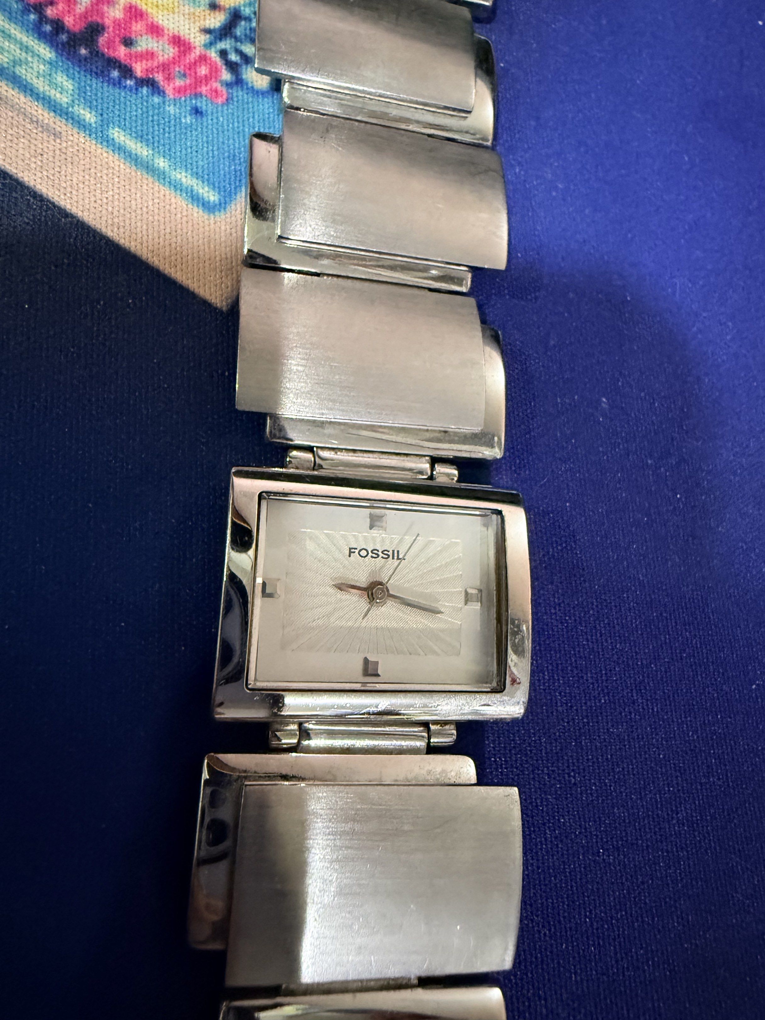 Fossil F2 ES1865 Pre loved (Category: Women's Watches) located in Quezon City. Submitted by decluttererwhenever (Listing ID 1419533482, Image 1). Description: - Fossil watch - Silver rectangular face - Silver band with rectangular links - White sunburst dial - Fossil logo visible on the back - No box - Bracelet length 17.5 cm (as shown on the photo) Payment arrangement: Half downpayment required so I can proceed with the battery replacement and m