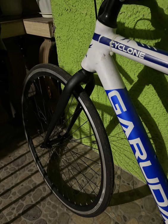 Garuda Cyclone Road Bike (Category: Bicycles) located in Angeles City. Submitted by tk_.collections (Listing ID 1419468356, Image 2). Description: Garuda Cyclone Fixie As is almost brandnew pa wala man ginalaw mula nung kabili. Issue: Gulong palitin RFS: matagal na di ginagamit.