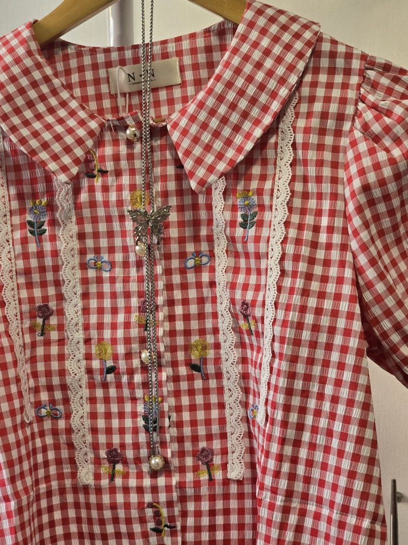 happy mint (N.N) red gingham embroidered blouse (Category: Blouses) located in Rizal. Submitted by curatedbylima (Listing ID 1419565724, Image 3). Description: - Short sleeves with lace trim - Delicate embroidery details - Button-down front - Lightweight, perfect for warm weather - Sweet and feminine style, super cute!!! freesize bust: 36 in. length: 21 in. ✨ best fits S-semi L modes of payment 💰 gcash 💰 gotyme 💰 maribank TERMS & CONDITIONS: 1