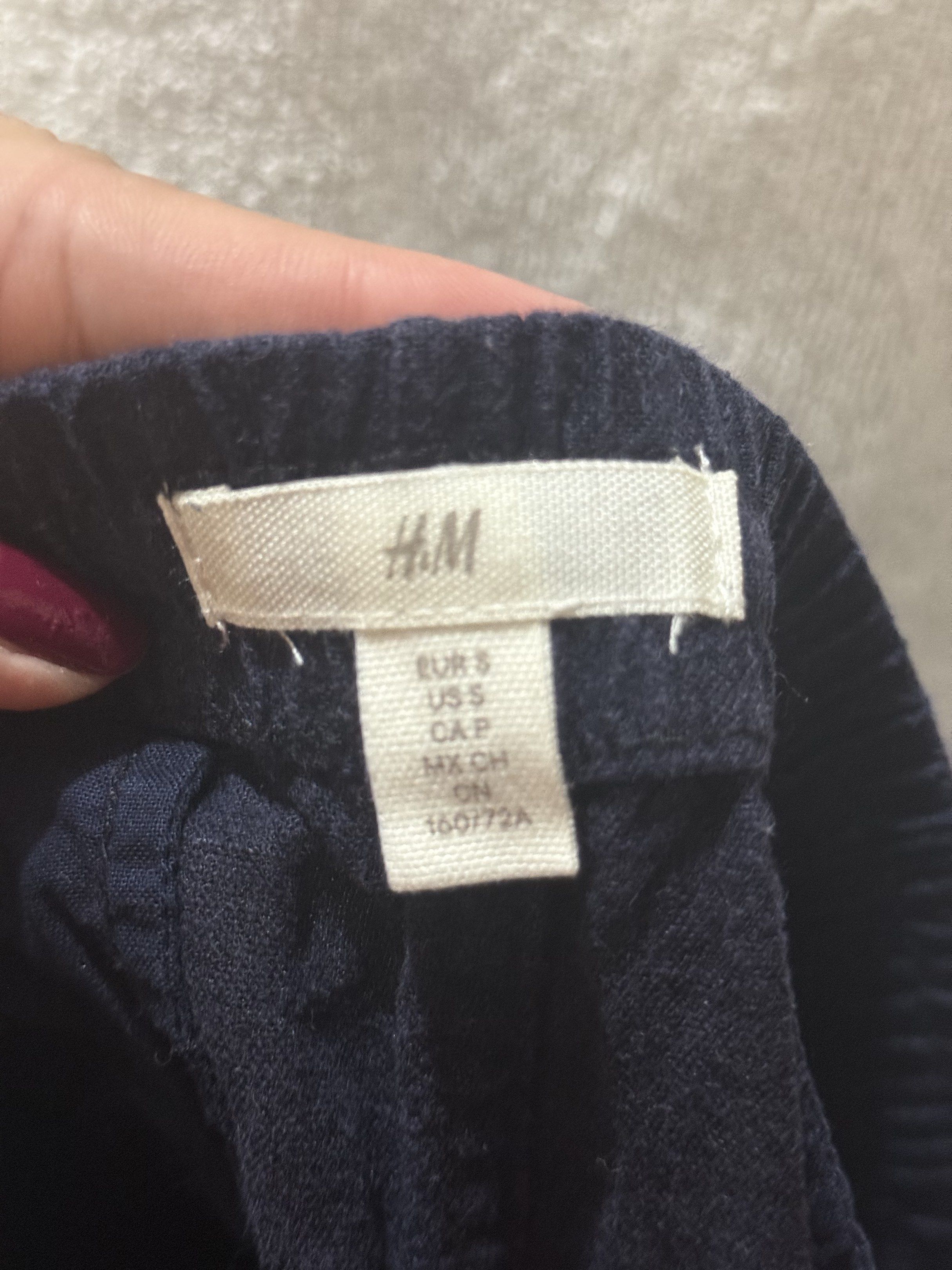 H&M Navy Blue Shorts - Size S (Category: Shorts) located in Pasig City. Submitted by kingdomgeneral (Listing ID 1419401253, Image 3). Description: - H&M navy blue shorts - Size: S - Features: - Elastic waistband with drawstring - Two front pockets - Two back pockets - Material: 57% viscose, 43% linen - Care: Wash with similar colors.