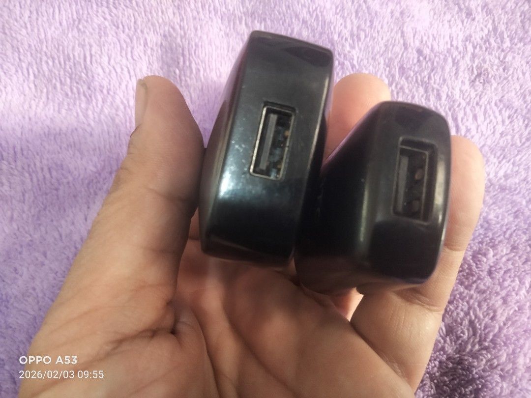 HTC Charger Package (Category: Chargers & Cables) located in Carmona. Submitted by rpute (Listing ID 1419403220, Image 2). Description: - HTC charger - USB port - Includes US and UK plug types - Black color - HTC logo visible.