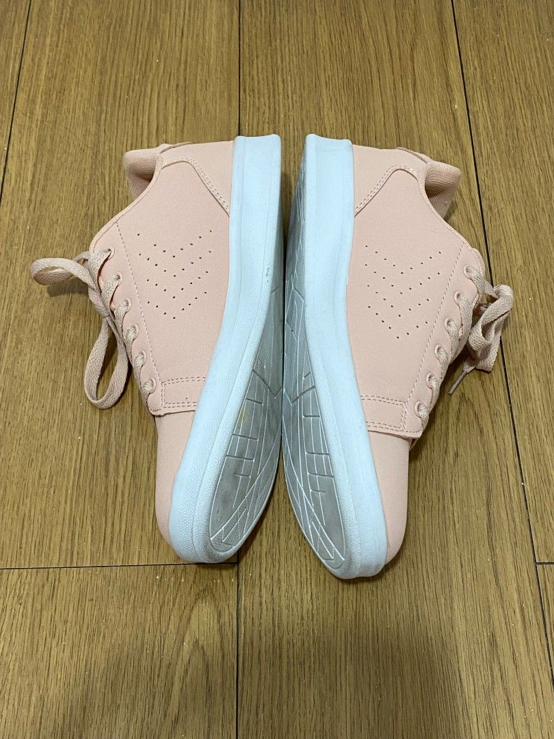 Hummel Sneakers (Category: Sneakers) located in Pasig City. Submitted by ramsl (Listing ID 1419512044, Image 2). Description: - Hummel sneakers - Size: EUR 38, UK 5, US 7 - Lace-up design - Perforated side detail - White soles with some wear - Bought it from zalora but it shows error on sizing tag, i just noticed today. Lalamove, gogoexpress, lbc Buyer will shoulder the shipping fee.