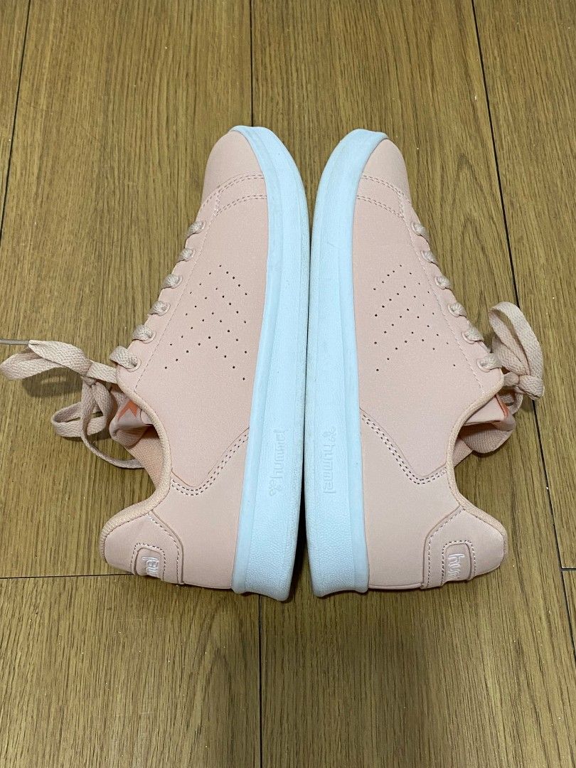 Hummel Sneakers (Category: Sneakers) located in Pasig City. Submitted by ramsl (Listing ID 1419512044, Image 3). Description: - Hummel sneakers - Size: EUR 38, UK 5, US 7 - Lace-up design - Perforated side detail - White soles with some wear - Bought it from zalora but it shows error on sizing tag, i just noticed today. Lalamove, gogoexpress, lbc Buyer will shoulder the shipping fee.