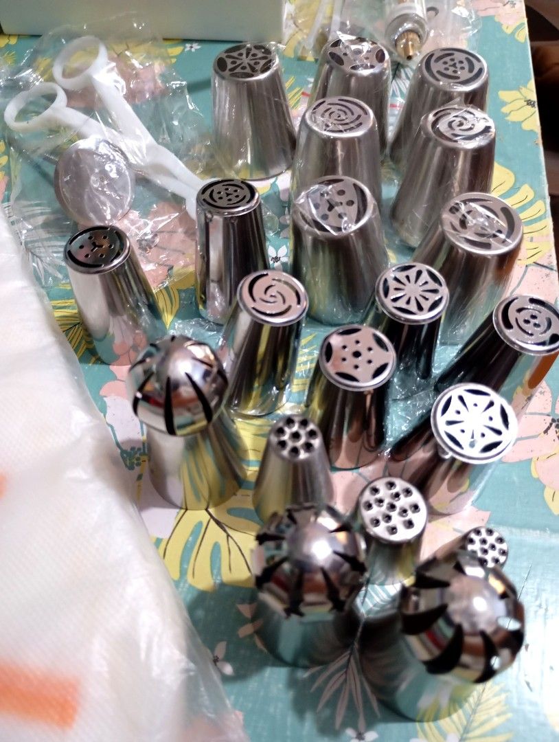 Icing Piping Tips Pastry Decorating Set (Category: Bakeware) located in Quezon City. Submitted by an.marie (Listing ID 1419586332, Image 3). Description: Complete icing piping set! Includes tips, spatula, bags, and scissors. Perfect for cakes, cupcakes, and more. Ready to use!.