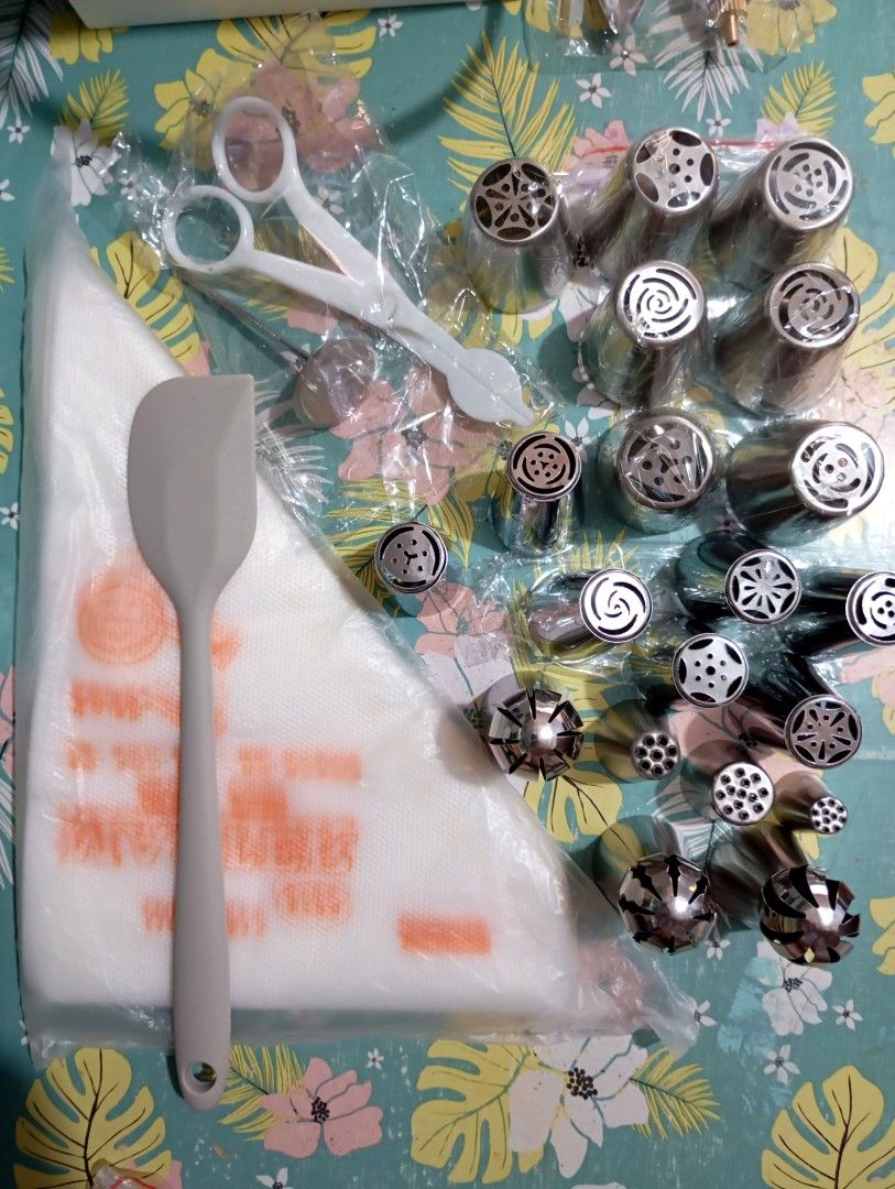 Icing Piping Tips Pastry Decorating Set (Category: Bakeware) located in Quezon City. Submitted by an.marie (Listing ID 1419586332, Image 2). Description: Complete icing piping set! Includes tips, spatula, bags, and scissors. Perfect for cakes, cupcakes, and more. Ready to use!.