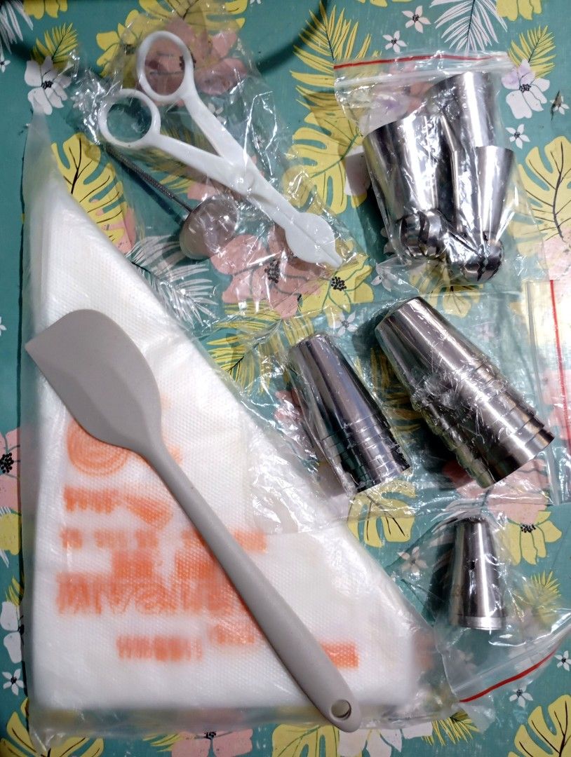 Icing Piping Tips Pastry Decorating Set (Category: Bakeware) located in Quezon City. Submitted by an.marie (Listing ID 1419586332, Image 1). Description: Complete icing piping set! Includes tips, spatula, bags, and scissors. Perfect for cakes, cupcakes, and more. Ready to use!.