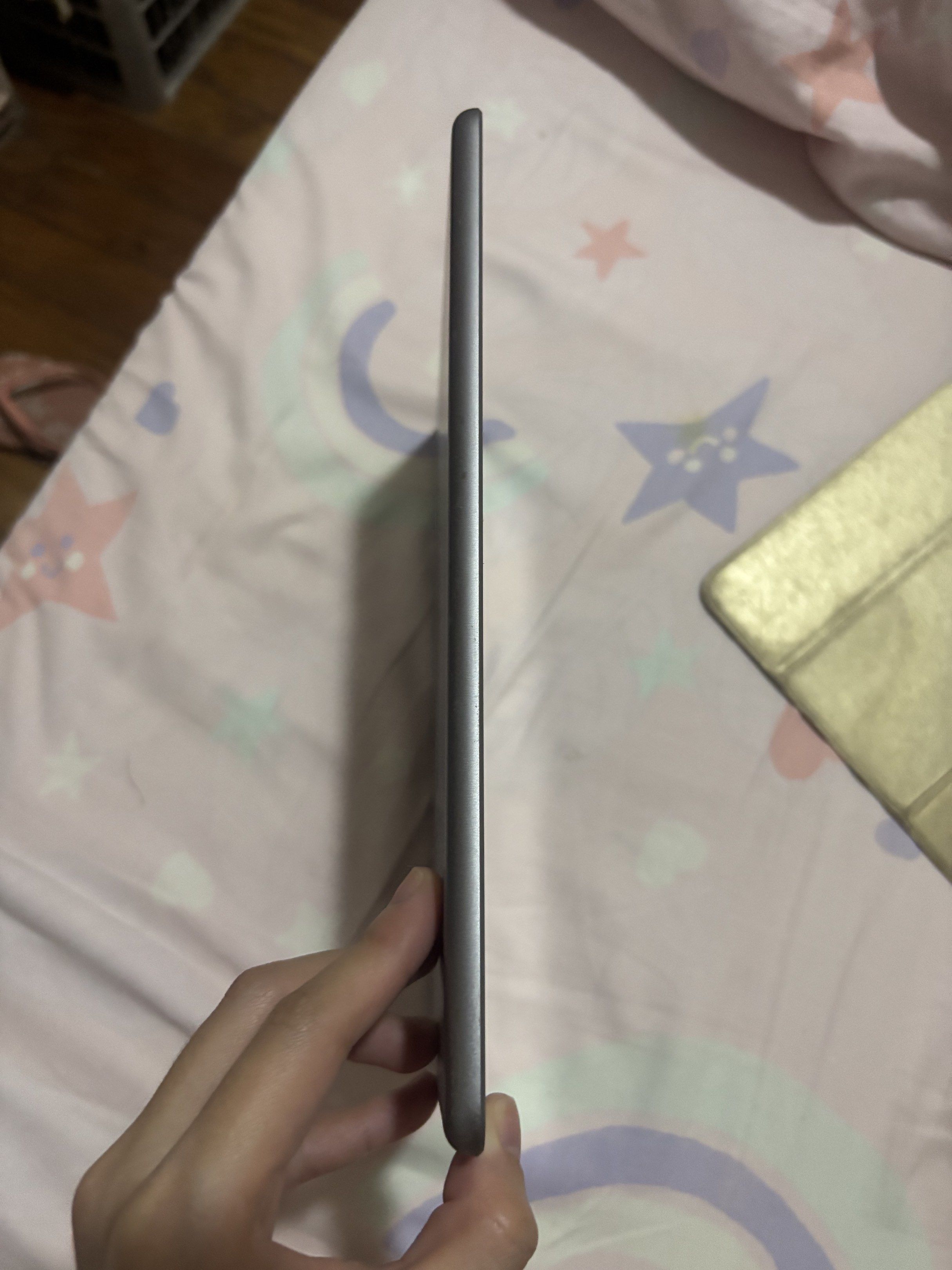 iPad 6th Gen (Category: iPad) located in Quezon City. Submitted by thrifts_mnl. (Listing ID 1418821189, Image 2). Description: .