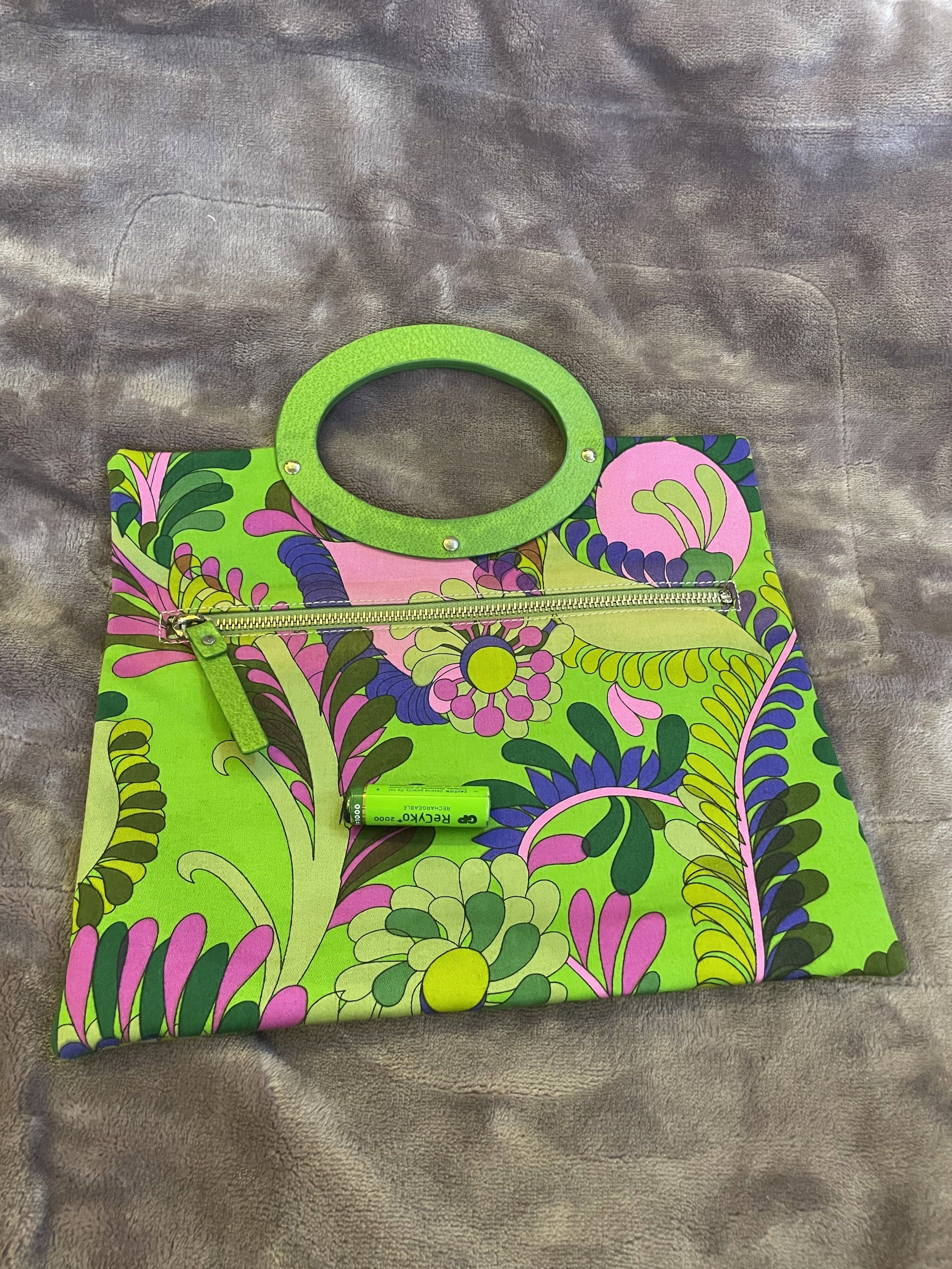 Kate spade (Category: Luxury Bags & Wallets) located in Baguio. Submitted by nalyns_unique_finds (Listing ID 1419527394, Image 3). Description: .