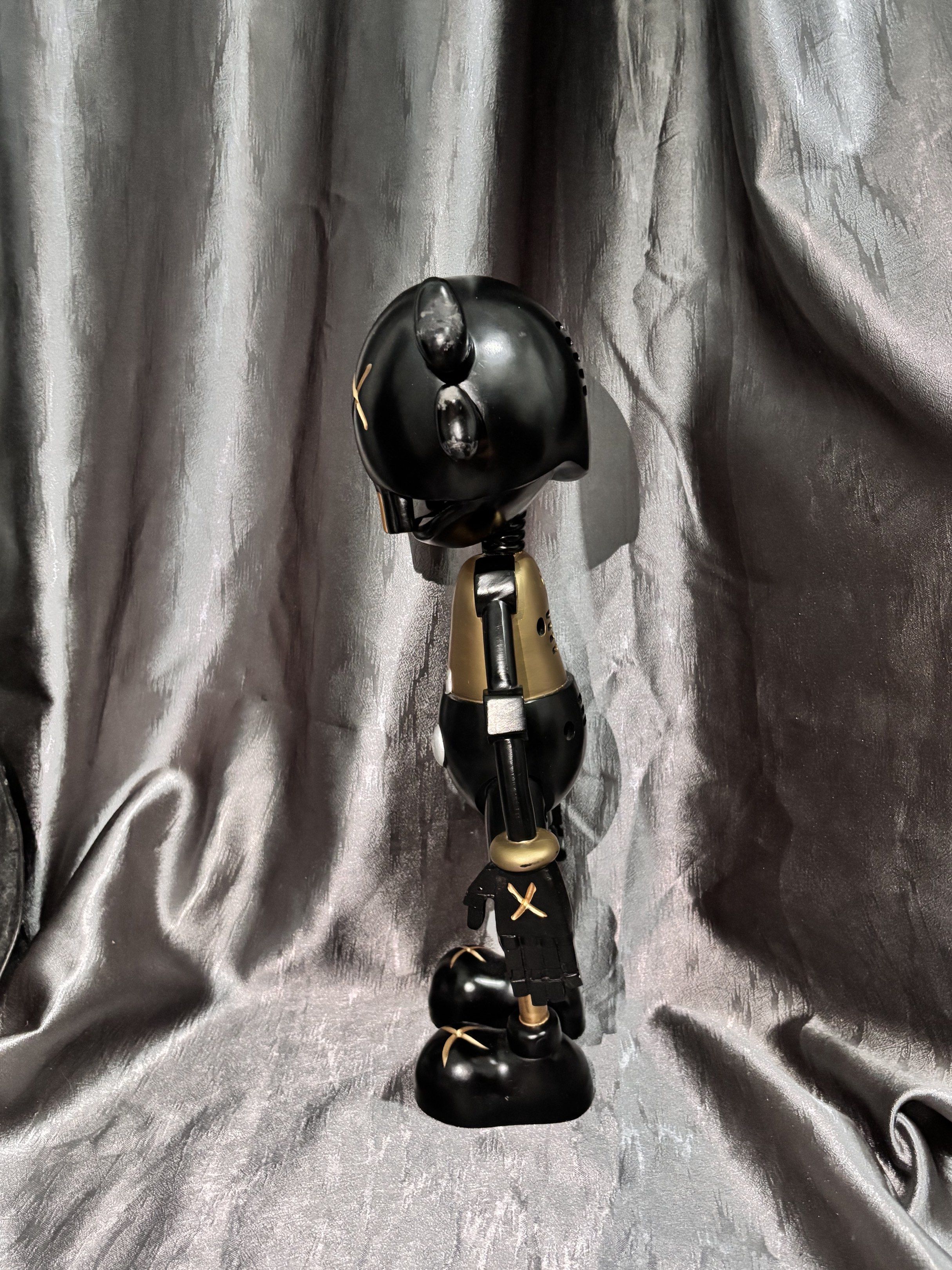 KAWS Figure Black and Gold (Category: Figurines & Statues) located in Antipolo. Submitted by coralinedoll (Listing ID 1419487997, Image 3). Description: - 42cm length - kaws replica 💸 MOP: GCash / BDO 📦 MOD: J&T / Lalamove / Grab 📍 Antipolo.