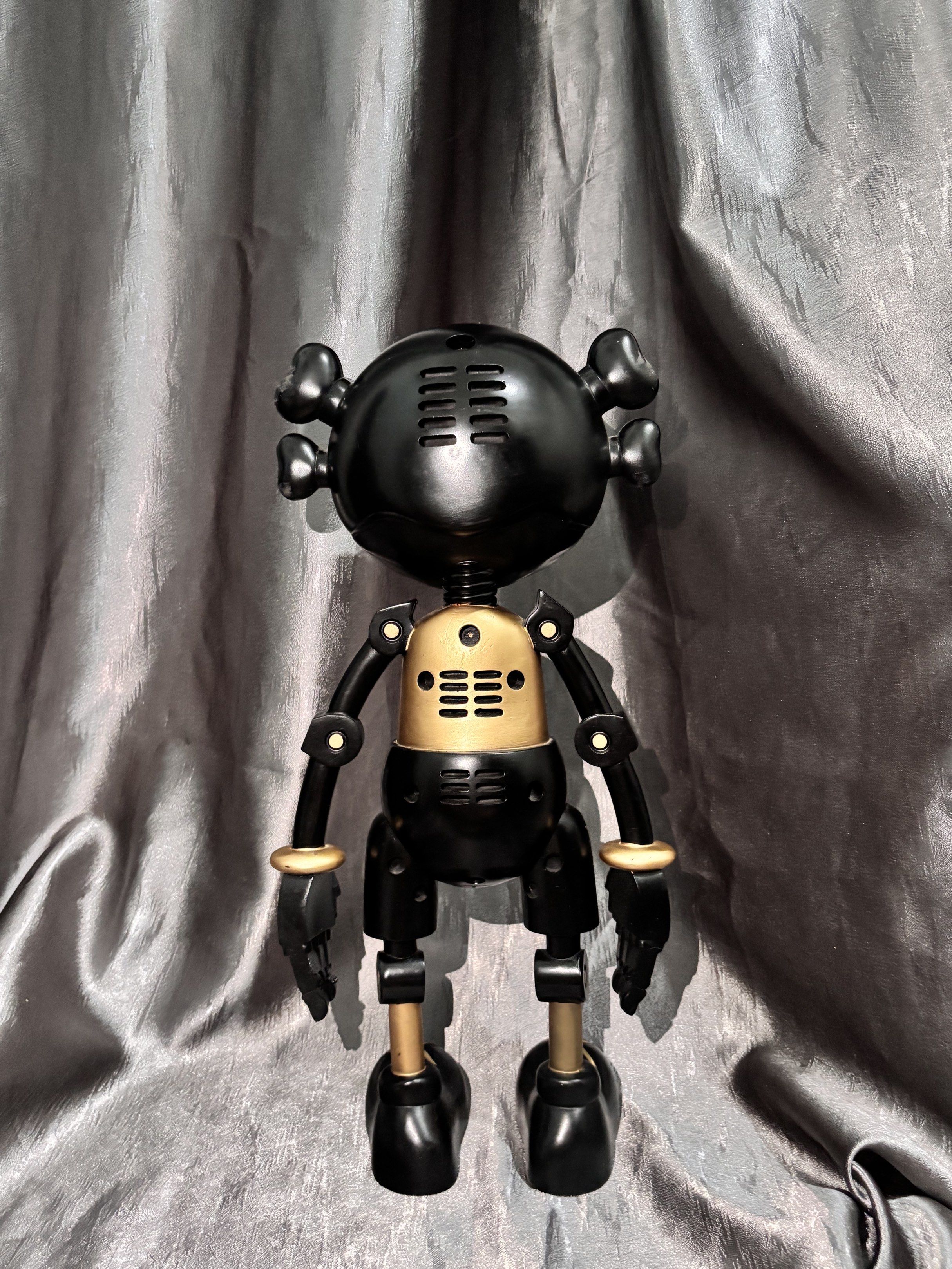 KAWS Figure Black and Gold (Category: Figurines & Statues) located in Antipolo. Submitted by coralinedoll (Listing ID 1419487997, Image 2). Description: - 42cm length - kaws replica 💸 MOP: GCash / BDO 📦 MOD: J&T / Lalamove / Grab 📍 Antipolo.