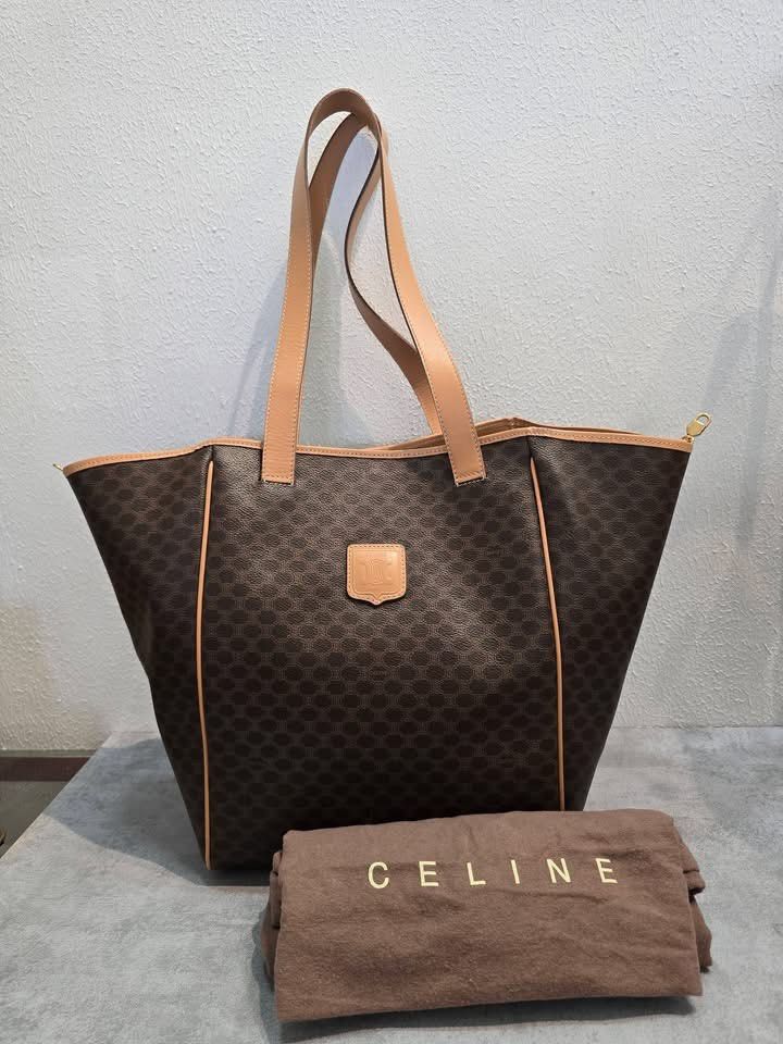 😱LIKE NEW Orig💯💯💯 (Category: Luxury Bags & Wallets) located in General Santos City (Dadiangas). Submitted by braverabbit.67 (Listing ID 1419552341, Image 1). Description: 💯MONEY BACK GUARANTEE 💯💯👌🏻 Looks New !!😱🙏🏼 Excellent Condition Celine tote bag Med to Large size with Original duStbag 𝗦𝘂𝗿𝗲 𝗯𝘂𝘆𝗲𝗿 𝗺𝗮𝘆 𝗿𝗲𝗾𝘂𝗲𝗦𝘁 𝗺𝗼𝗿𝗲 𝗱𝗲𝘁𝗮𝗶𝗹𝗲𝗱 𝗽𝗶𝗰𝗦 𝗼𝗿 𝘃𝗲𝗱𝗶𝗼! ‼️𝗙𝗢𝗥 𝗔𝗦𝗔𝗣 𝗥𝗘𝗣𝗟𝗬 𝗠𝗘𝗦𝗦𝗔𝗚𝗘 𝗨𝗦 𝗢𝗡 