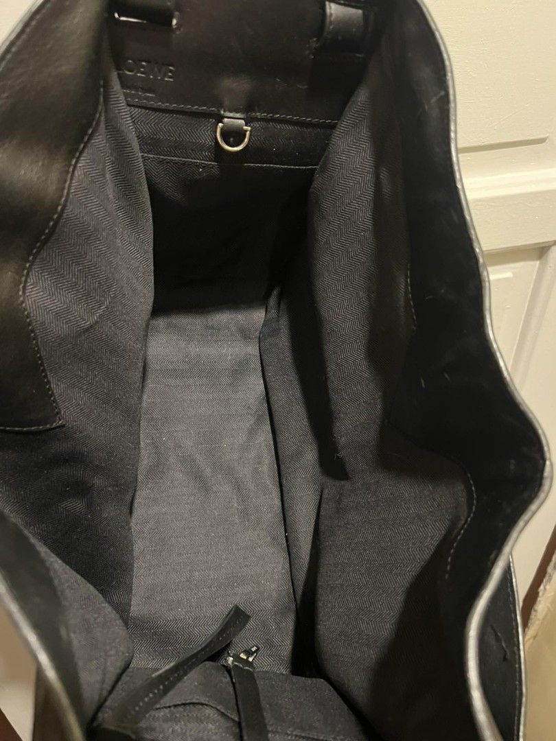 Loewe Hammock Bag Black Leather (Category: Luxury Bags & Wallets) located in Paranaque City. Submitted by bagbrained88 (Listing ID 1419559981, Image 3). Description: - Loewe Bag - Black leather - Unique geometric design - Top handle and shoulder strap included - Secure zipper closure - Spacious interior with fabric lining - Features the Loewe logo - Crafted from high-quality leather see pics for signs of usage.