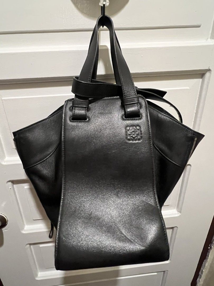 Loewe Hammock Bag Black Leather (Category: Luxury Bags & Wallets) located in Paranaque City. Submitted by bagbrained88 (Listing ID 1419559981, Image 1). Description: - Loewe Bag - Black leather - Unique geometric design - Top handle and shoulder strap included - Secure zipper closure - Spacious interior with fabric lining - Features the Loewe logo - Crafted from high-quality leather see pics for signs of usage.