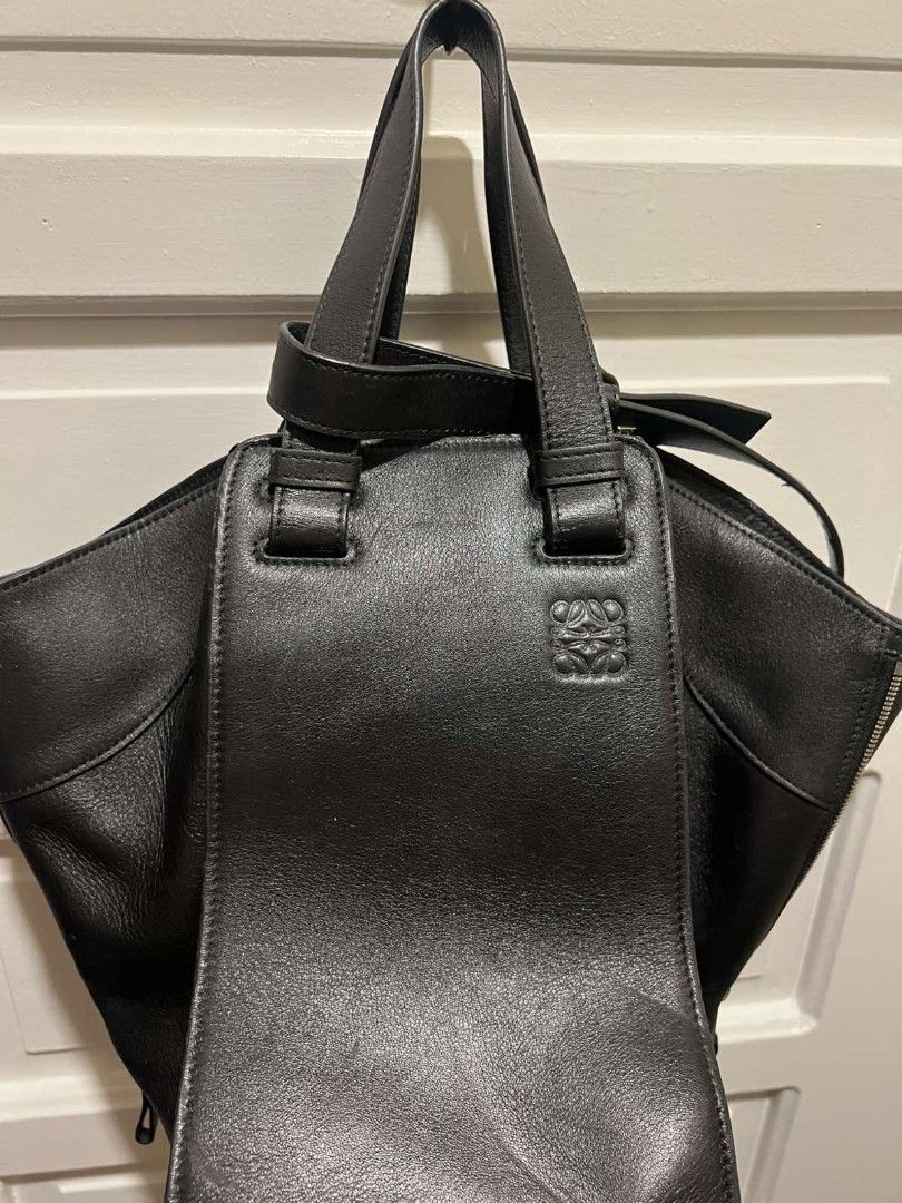 Loewe Hammock Bag Black Leather (Category: Luxury Bags & Wallets) located in Paranaque City. Submitted by bagbrained88 (Listing ID 1419559981, Image 2). Description: - Loewe Bag - Black leather - Unique geometric design - Top handle and shoulder strap included - Secure zipper closure - Spacious interior with fabric lining - Features the Loewe logo - Crafted from high-quality leather see pics for signs of usage.