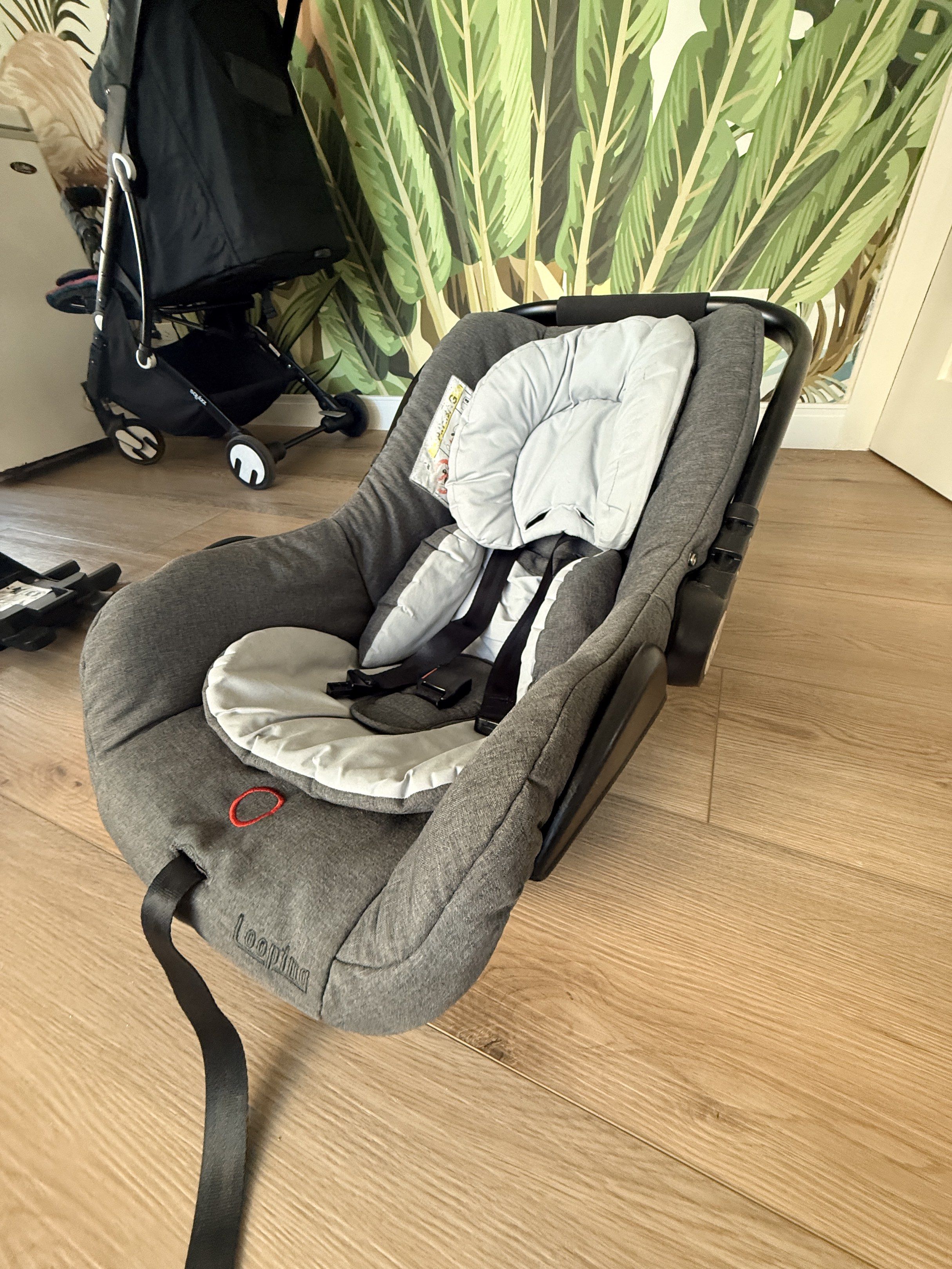Looping Infant Car Seat with Adapter (Category: Car Seats) located in Makati City. Submitted by issa306 (Listing ID 1419405886, Image 3). Description: Option for Parent-Facing (rear-facing) on Squizz Stroller - includes black canopy - includes carseat foot warmer - includes the base that can be attached to the stroller Harness pads not included but can easily be purchased directly with looping or any e-commerce website.
