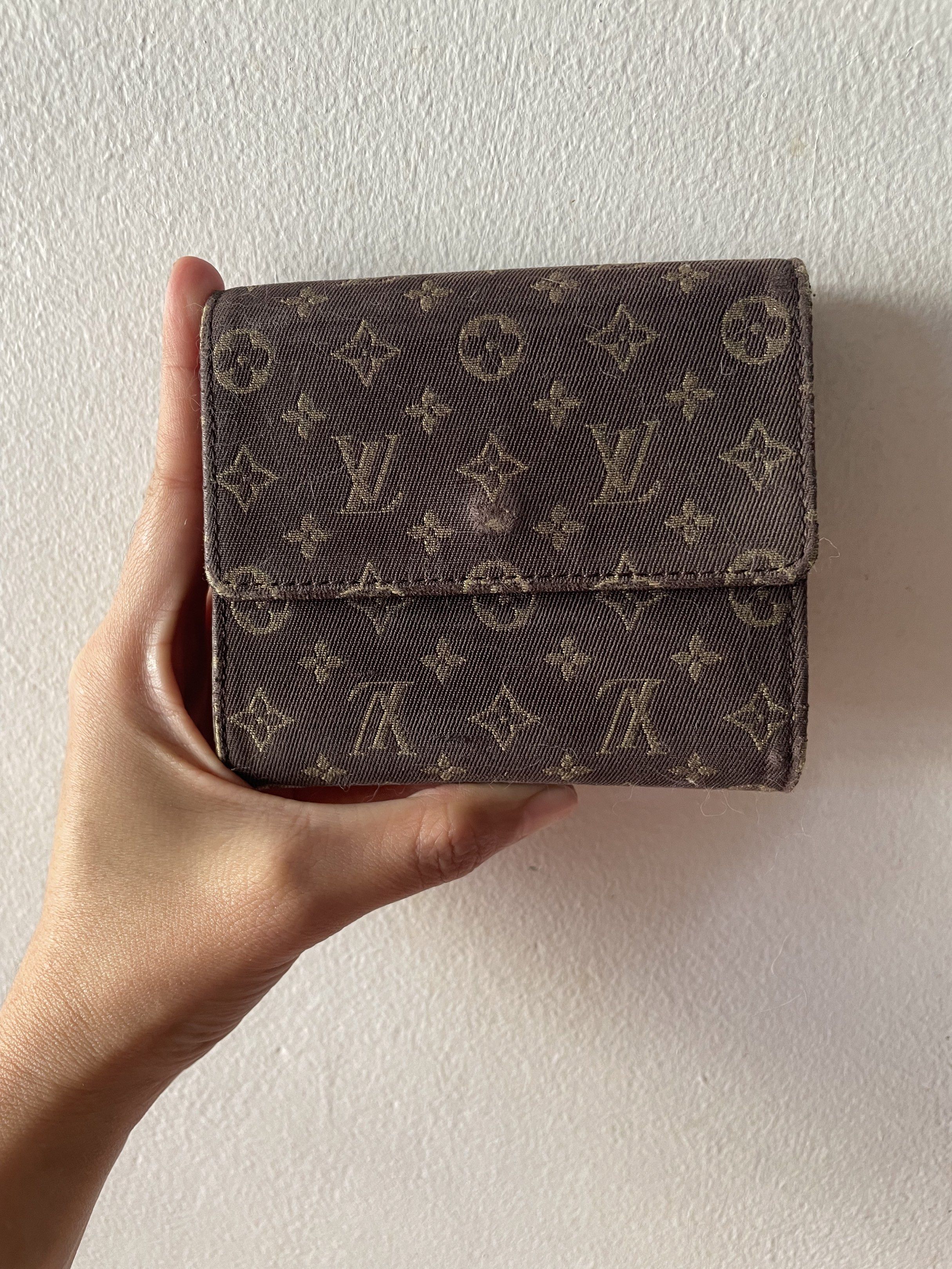 Louis Vuitton Wallet (Category: Luxury Bags & Wallets) located in Pasig City. Submitted by lilhermes (Listing ID 1419391301, Image 3). Description: - Authentic Louis Vuitton wallet - Multiple card slots - Bill compartment - Brown interior - Snap closure - Made in France.